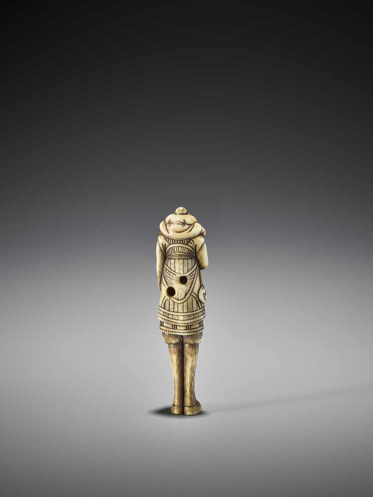 A VERY RARE IVORY NETSUKE OF THE GIANT KOCHI WITH WASOBIOYE - Image 6 of 10