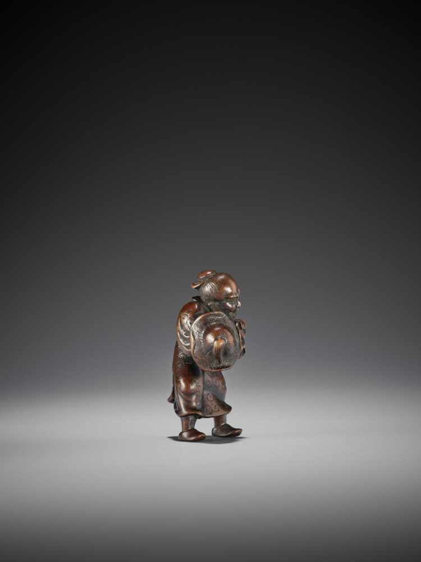 A RARE WOOD NETSUKE OF A CHINESE MAN - Bild 5 aus 7