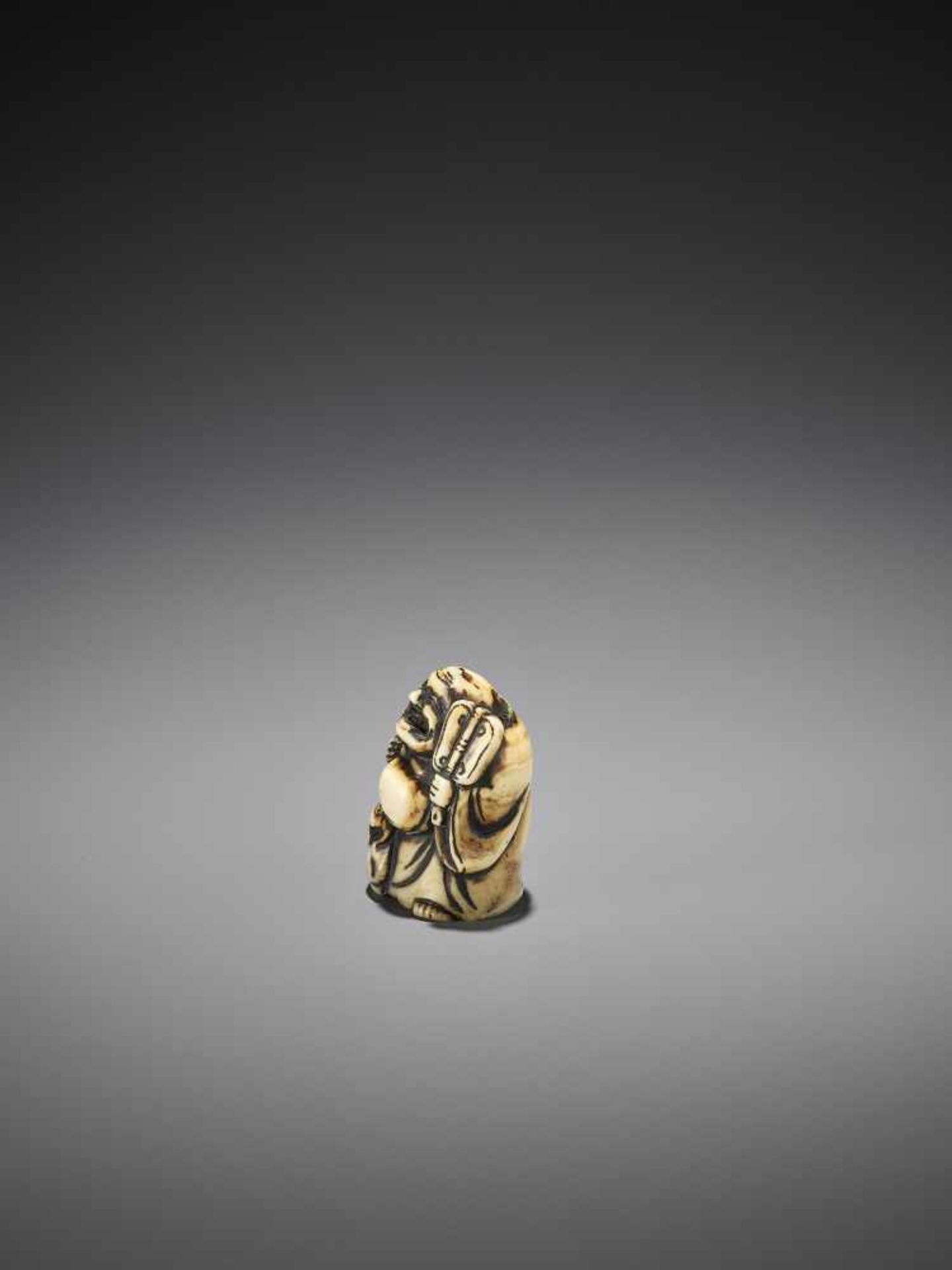 A RARE AND EARLY MARINE IVORY NETSUKE OF A BIZEN MODEL OF HOTEI - Image 6 of 9