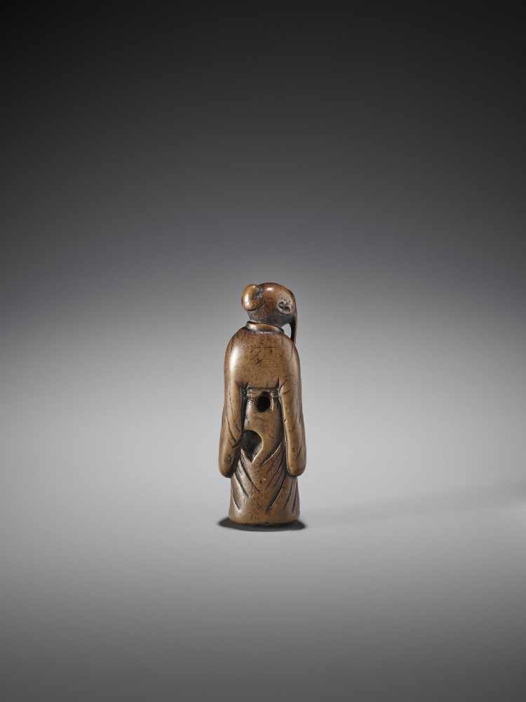 AN EARLY WOOD NETSUKE OF A CHINESE SAGE WITH GOURD - Image 5 of 7