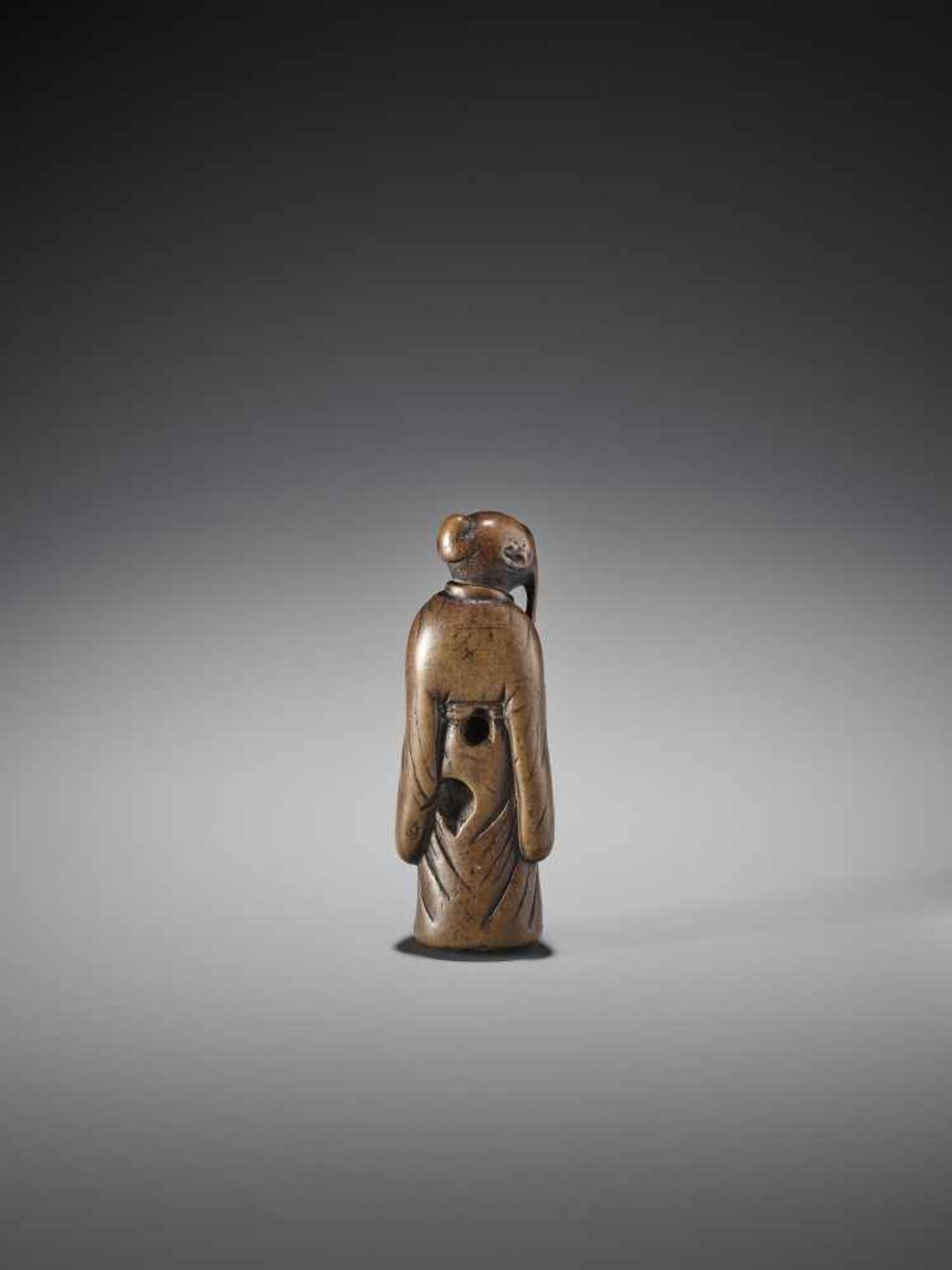 AN EARLY WOOD NETSUKE OF A CHINESE SAGE WITH GOURD - Bild 5 aus 7