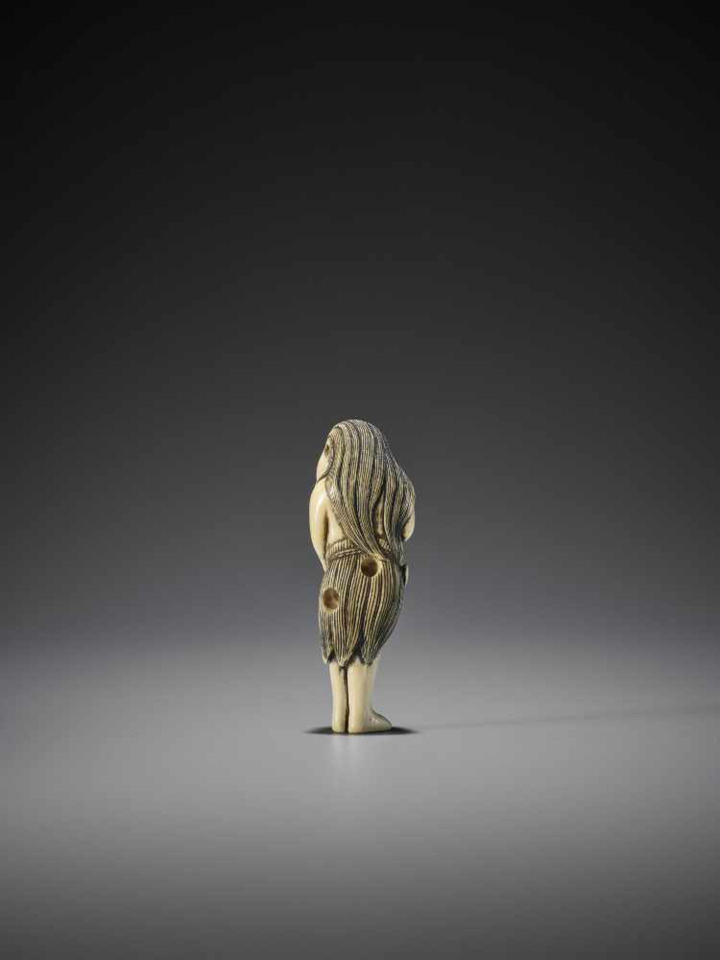 A FINE IVORY NETSUKE OF A STANDING AMA WITH AWABI - Image 2 of 10