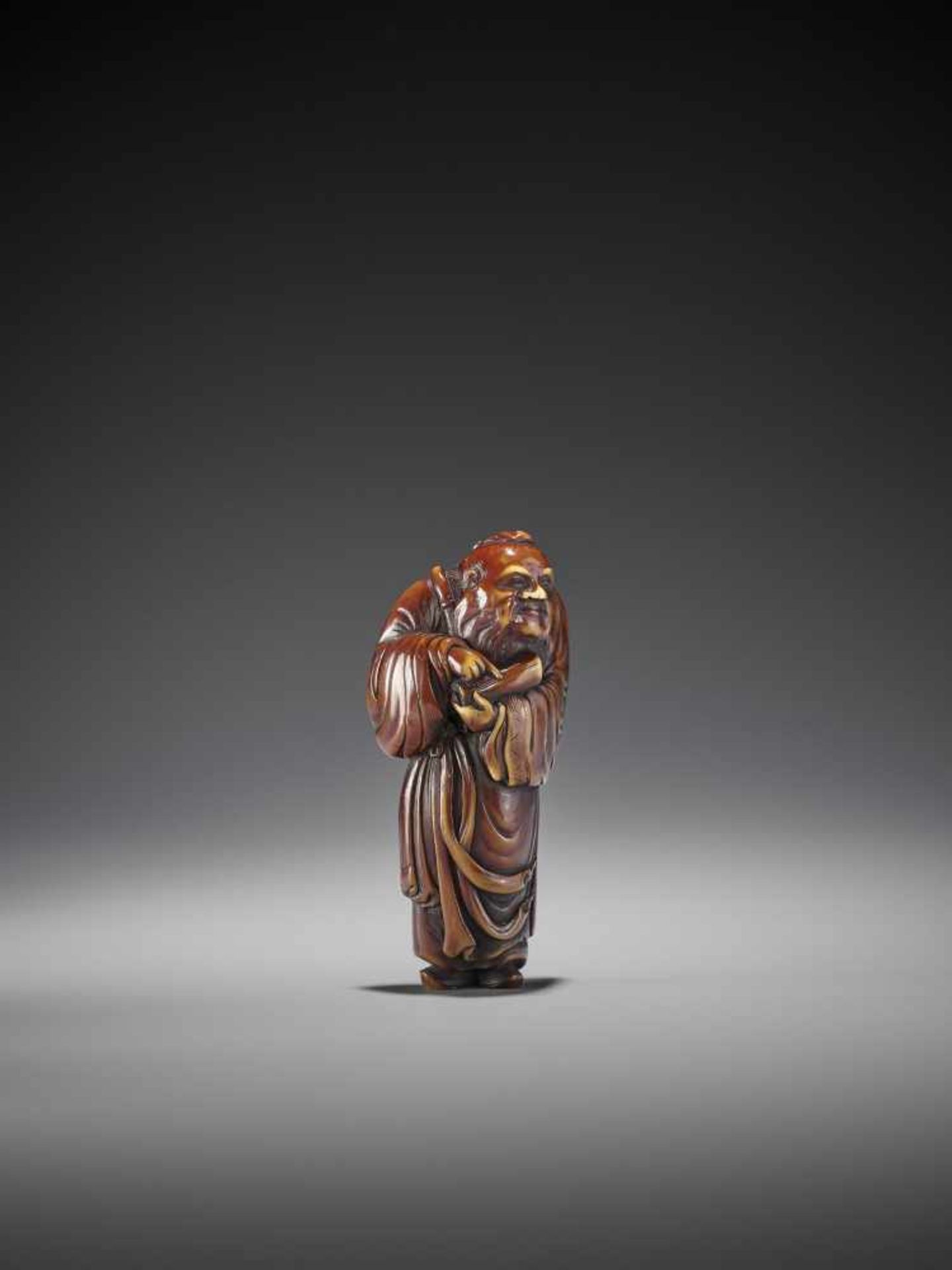 A LARGE STAINED IVORY NETSUKE OF A CHINESE IMMORTAL - Image 7 of 8