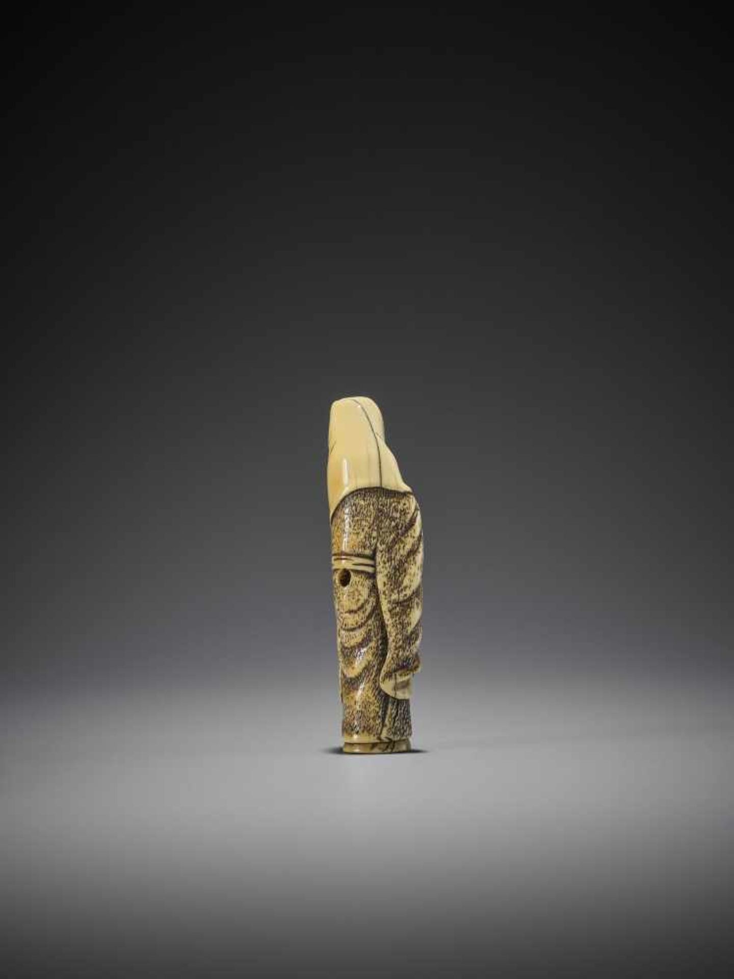 AN IVORY NETSUKE OF THE FOX PRIEST HAKUSOZU - Image 6 of 9