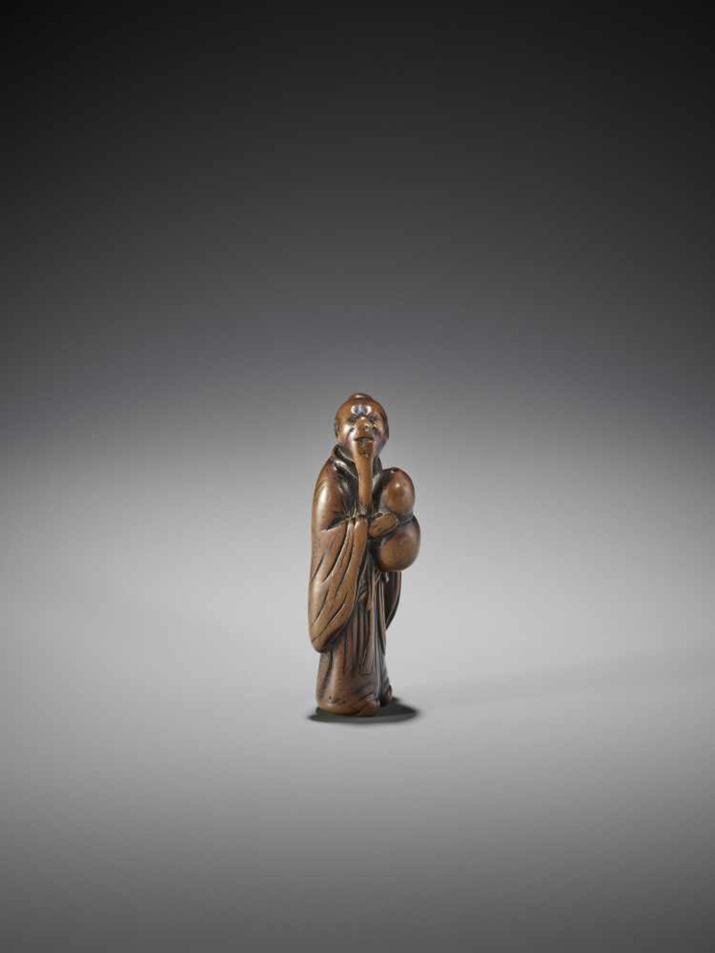 AN EARLY WOOD NETSUKE OF A CHINESE SAGE WITH GOURD - Bild 2 aus 7