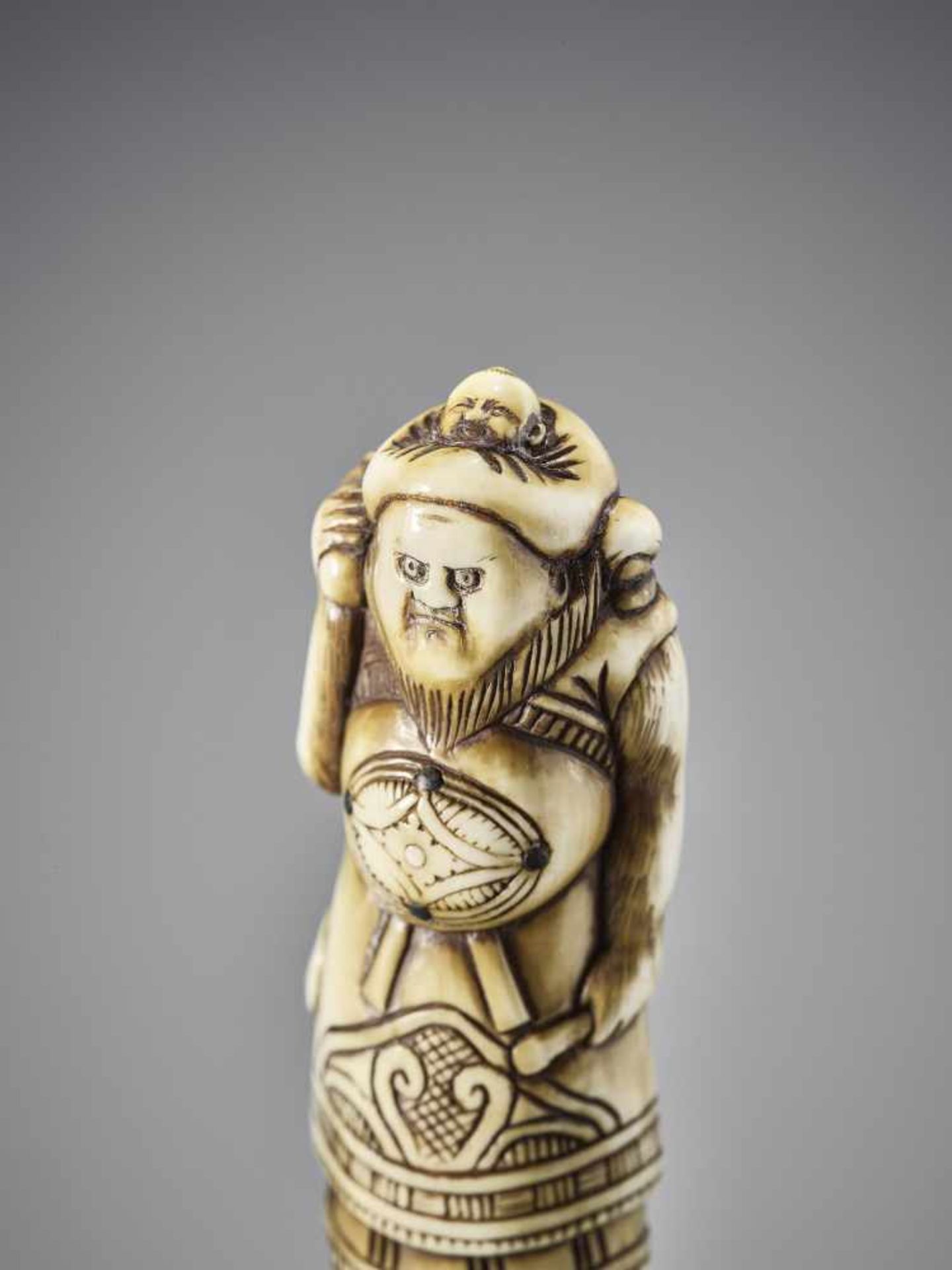 A VERY RARE IVORY NETSUKE OF THE GIANT KOCHI WITH WASOBIOYE - Image 2 of 10