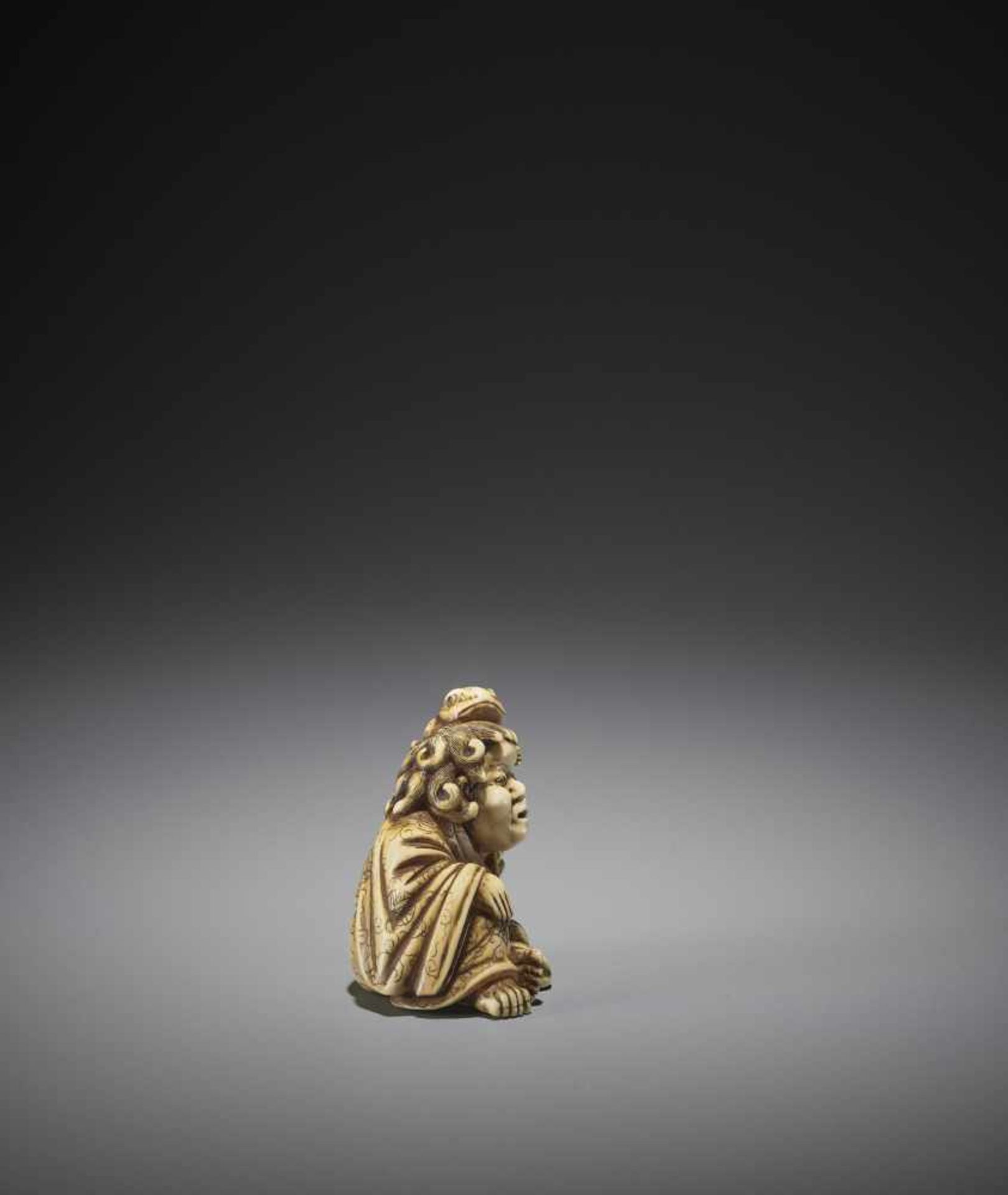 A LARGE AND POWERFUL IVORY NETSUKE OF GAMA SENNIN - Image 10 of 12