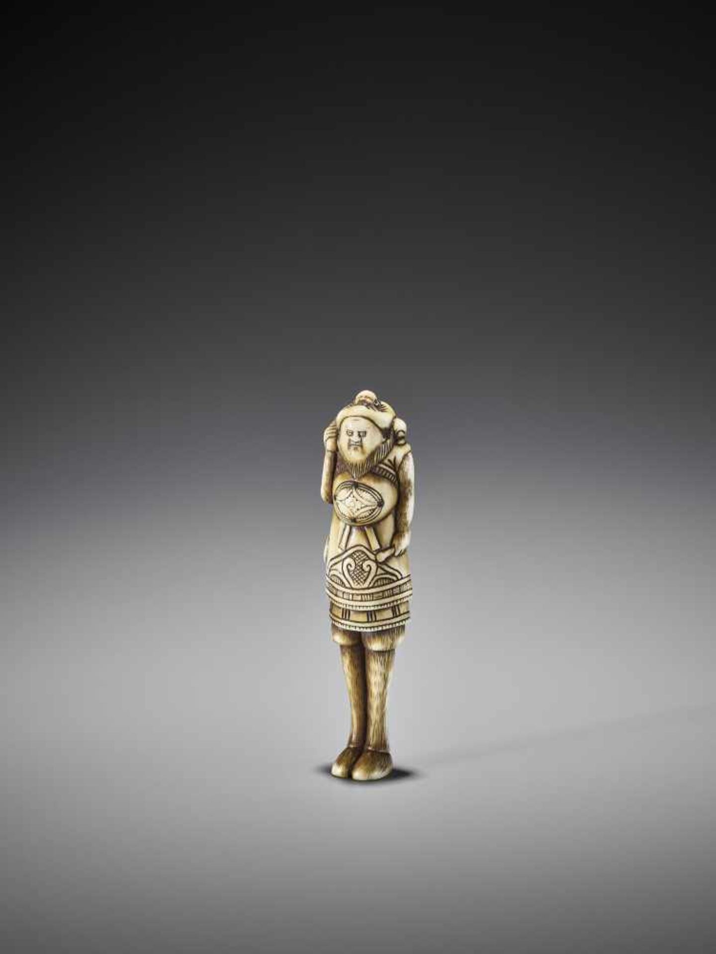 A VERY RARE IVORY NETSUKE OF THE GIANT KOCHI WITH WASOBIOYE - Bild 3 aus 10