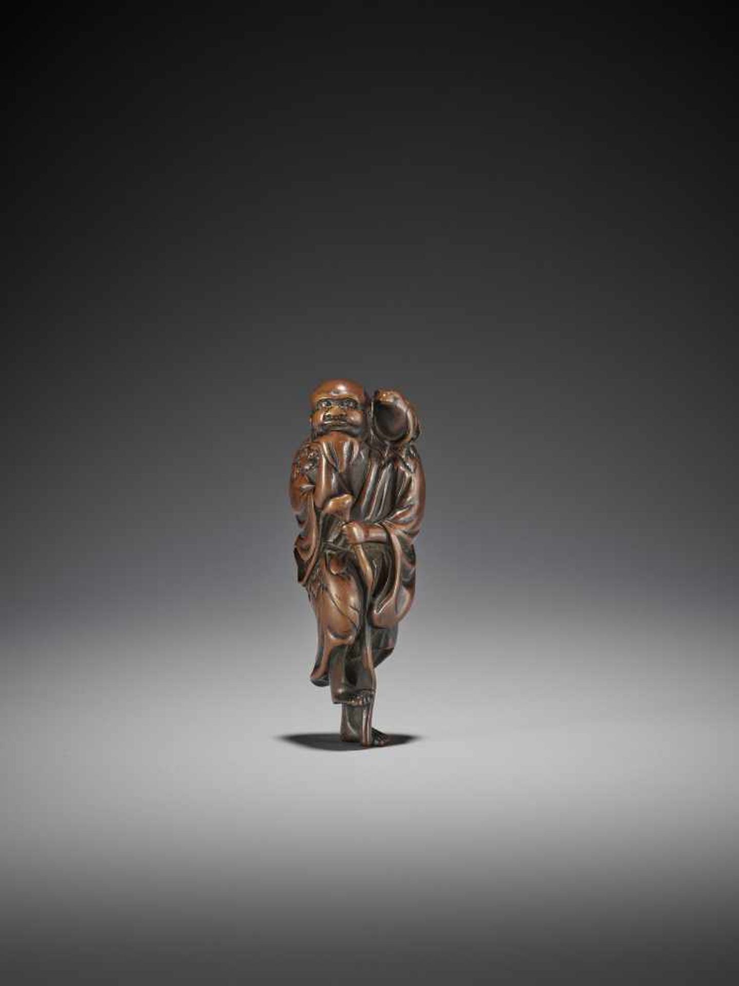 A WOOD NETSUKE OF GAMA SENNIN - Bild 4 aus 9