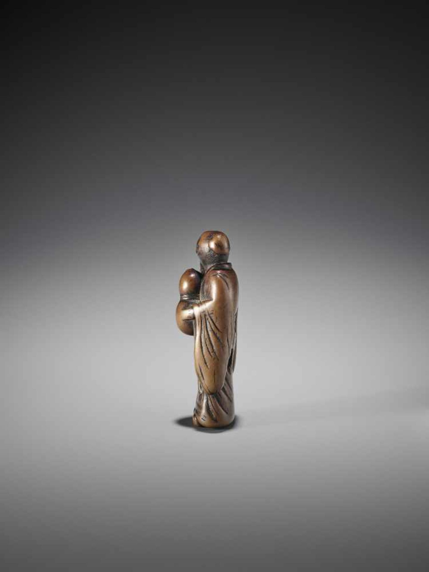 AN EARLY WOOD NETSUKE OF A CHINESE SAGE WITH GOURD - Image 4 of 7