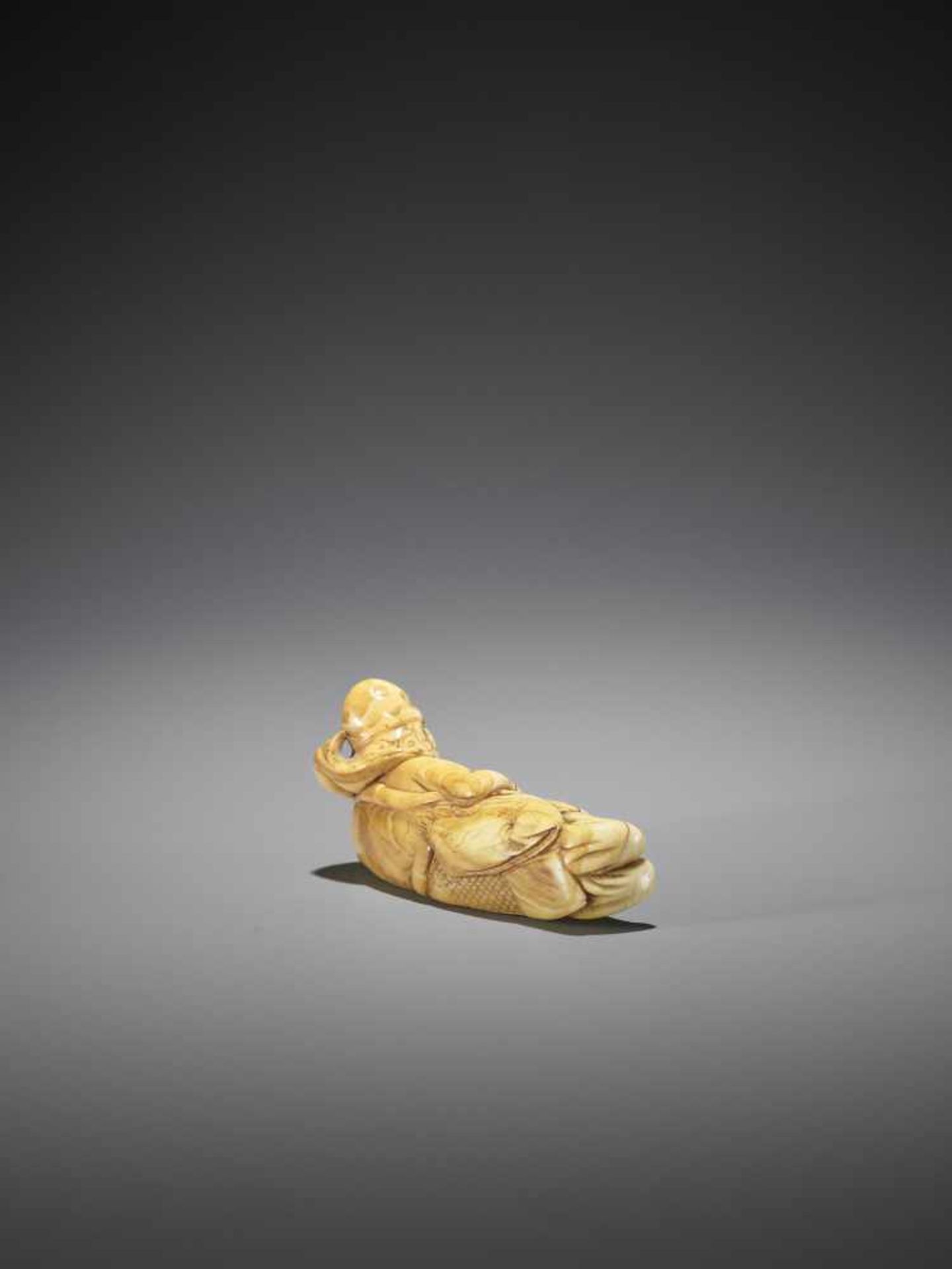 AN EARLY IVORY NETSUKE OF A RECLINING BUGAKU DANCER - Bild 7 aus 11