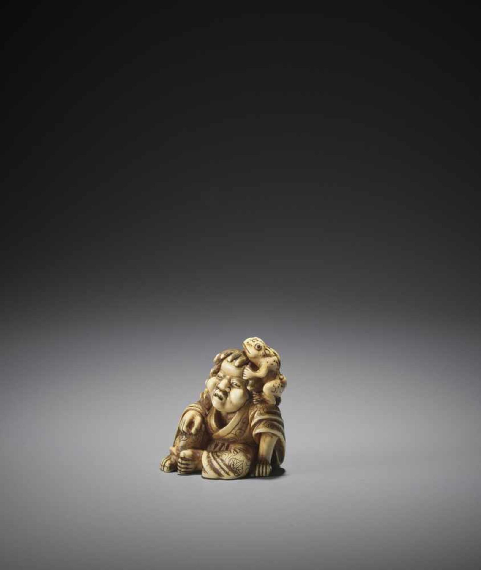 A LARGE AND POWERFUL IVORY NETSUKE OF GAMA SENNIN - Image 7 of 12