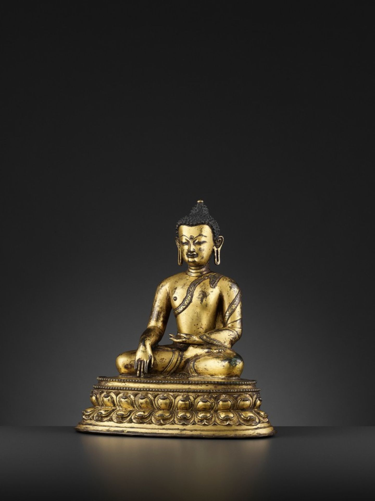 A LARGE GILT BRONZE FIGURE OF SHAKYAMUNI BUDDHA, TIBET, 15TH CENTURY - Bild 2 aus 13