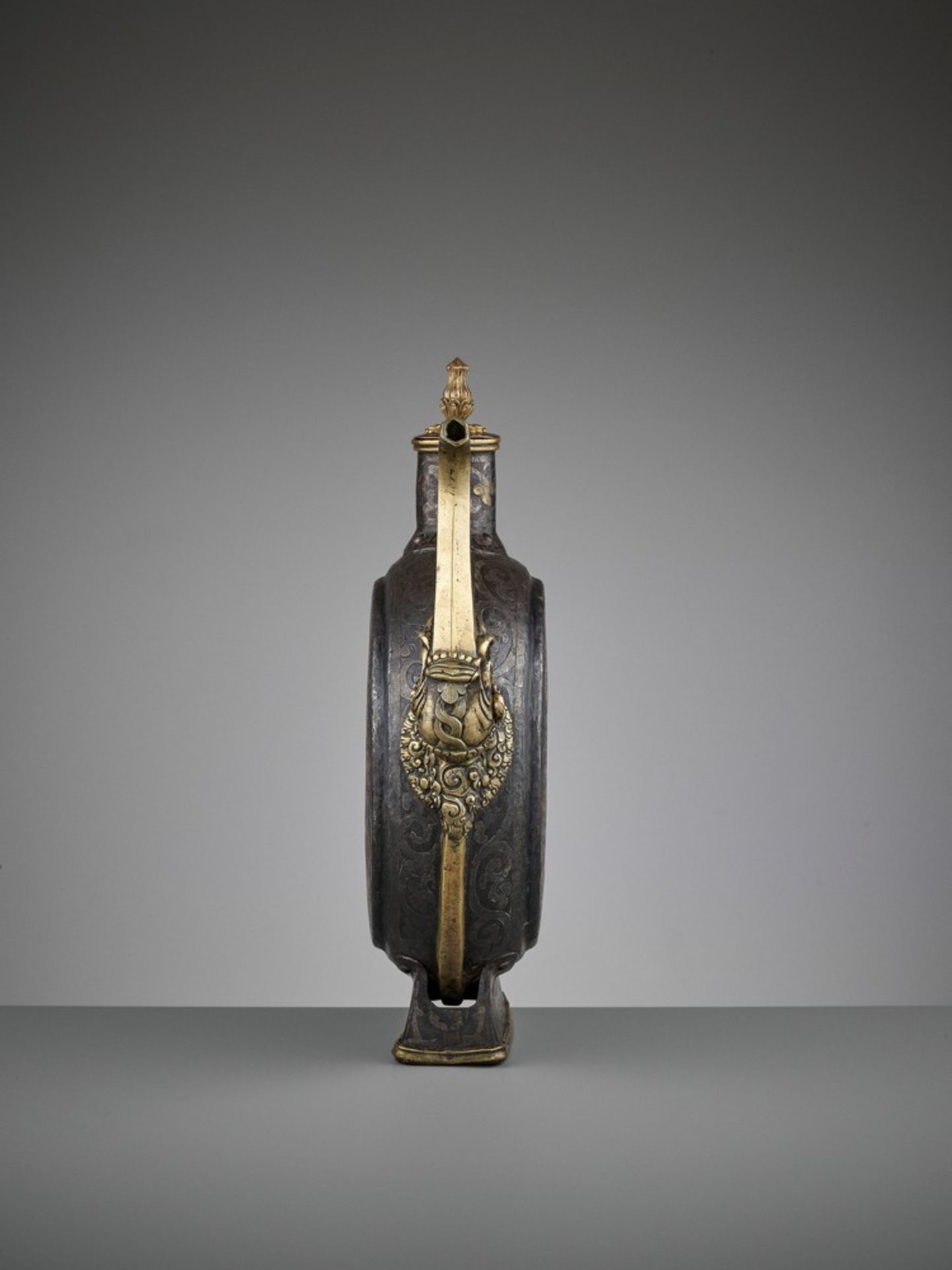 A DAMASCENED IRON BEER JUG, 18TH-19TH CENTURY - Image 6 of 17