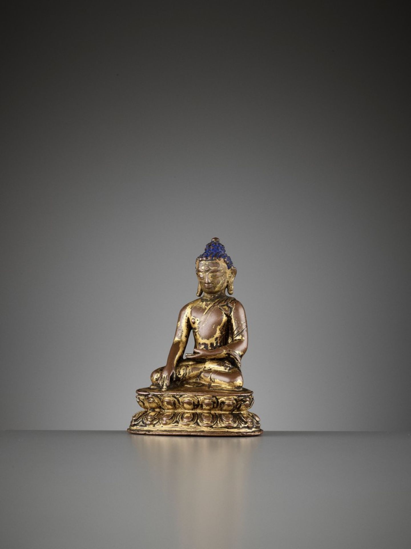 A SMALL GILT COPPER ALLOY FIGURE OF SHAKYAMUNI BUDDHA - Image 2 of 10