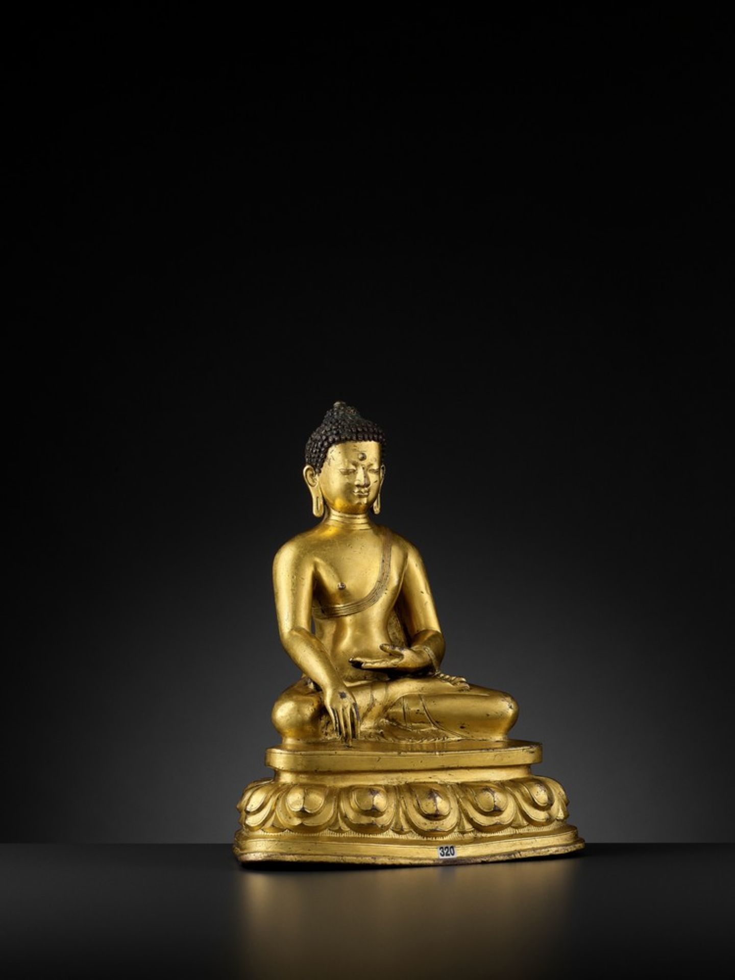 A GILT COPPER ALLOY FIGURE OF BUDDHA SHAKYAMUNI, PROBABLY DENSATIL - Bild 13 aus 19