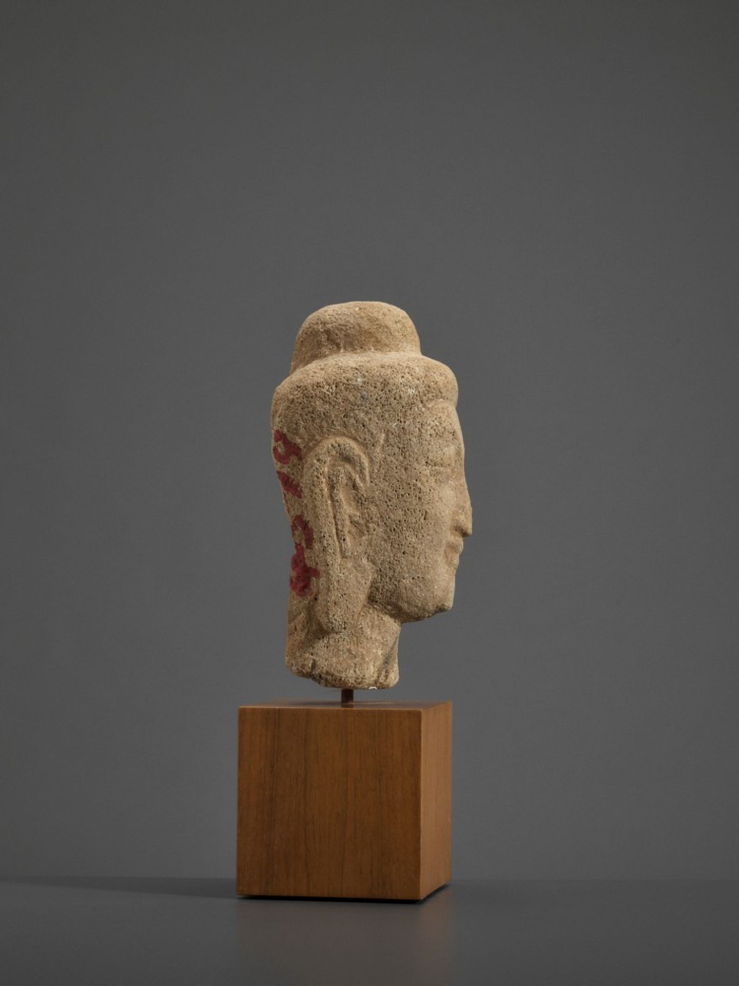 A RARE SANDSTONE HEAD OF BUDDHA, NORTHERN WEI DYNASTY, 5TH-6TH CENTURY - Bild 8 aus 15