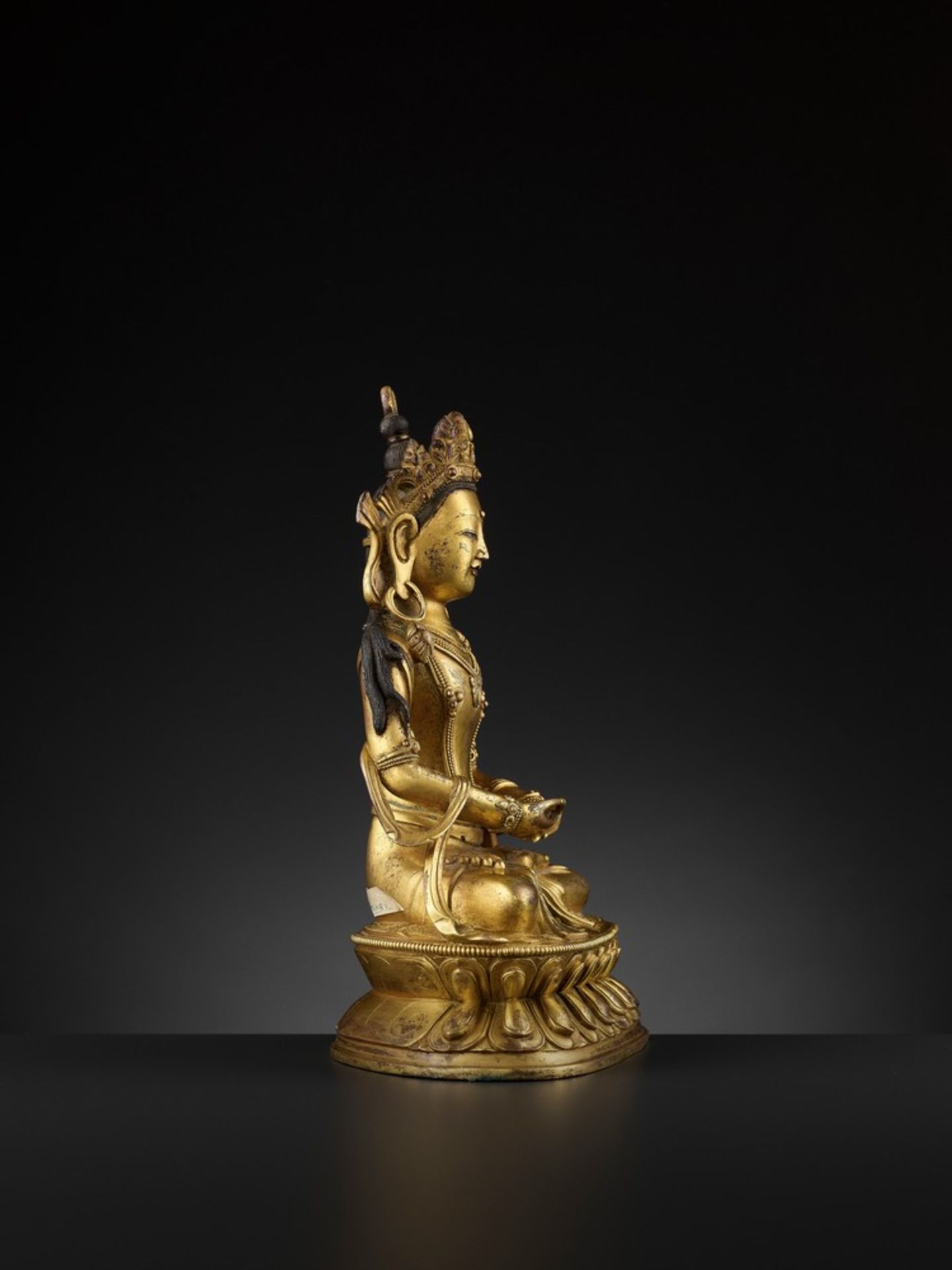 A LARGE GILT-BRONZE FIGURE OF AMITAYUS, LATE 17TH-18TH CENTURY - Image 8 of 13