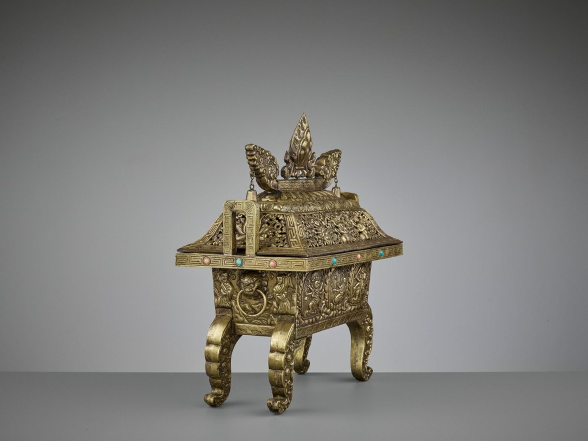 A LARGE GILT BRONZE AND COPPER REPOUSSÉ CENSER AND COVER, FANGDING, QING DYNASTY < - Image 11 of 14