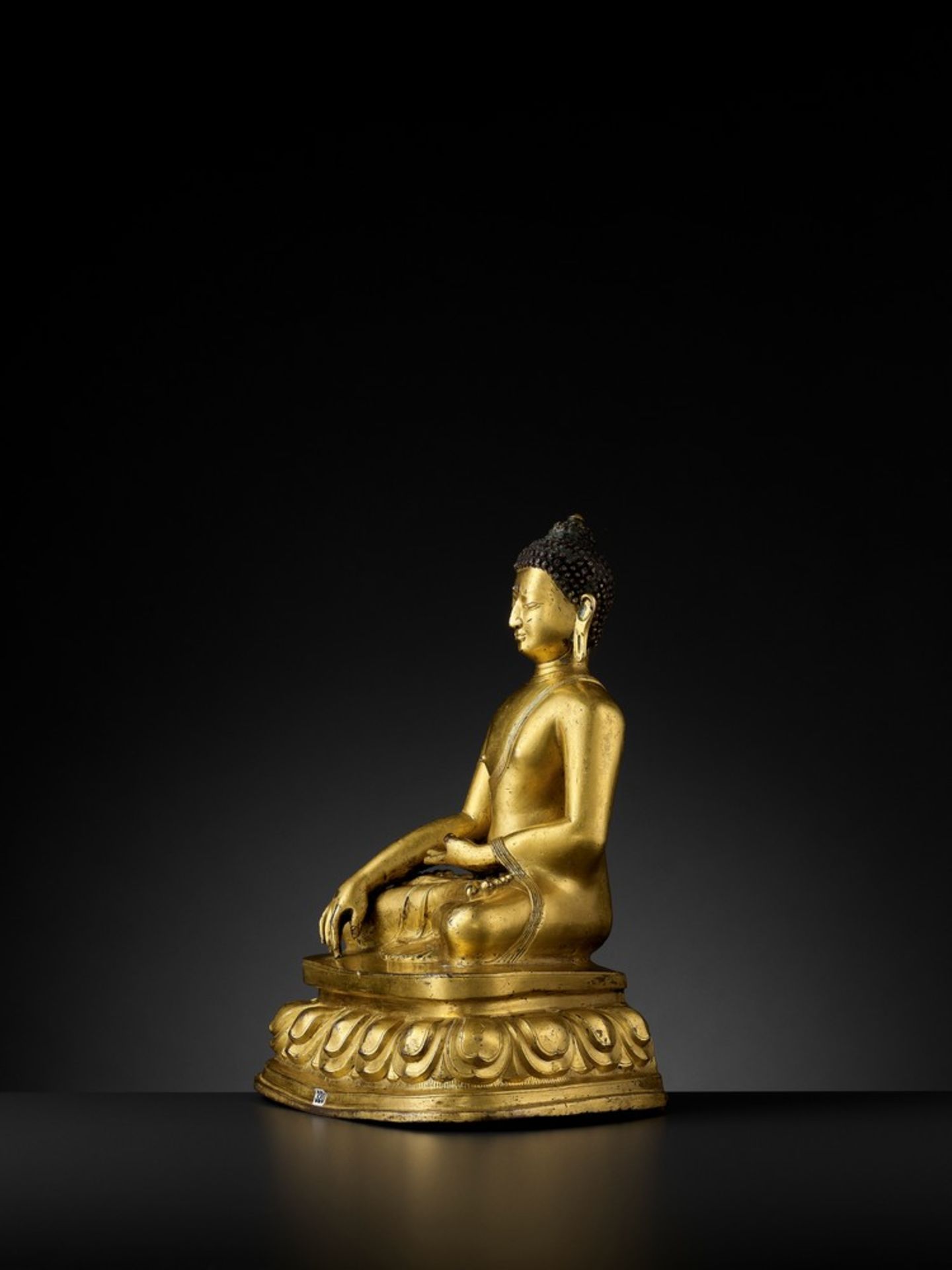 A GILT COPPER ALLOY FIGURE OF BUDDHA SHAKYAMUNI, PROBABLY DENSATIL - Image 10 of 19