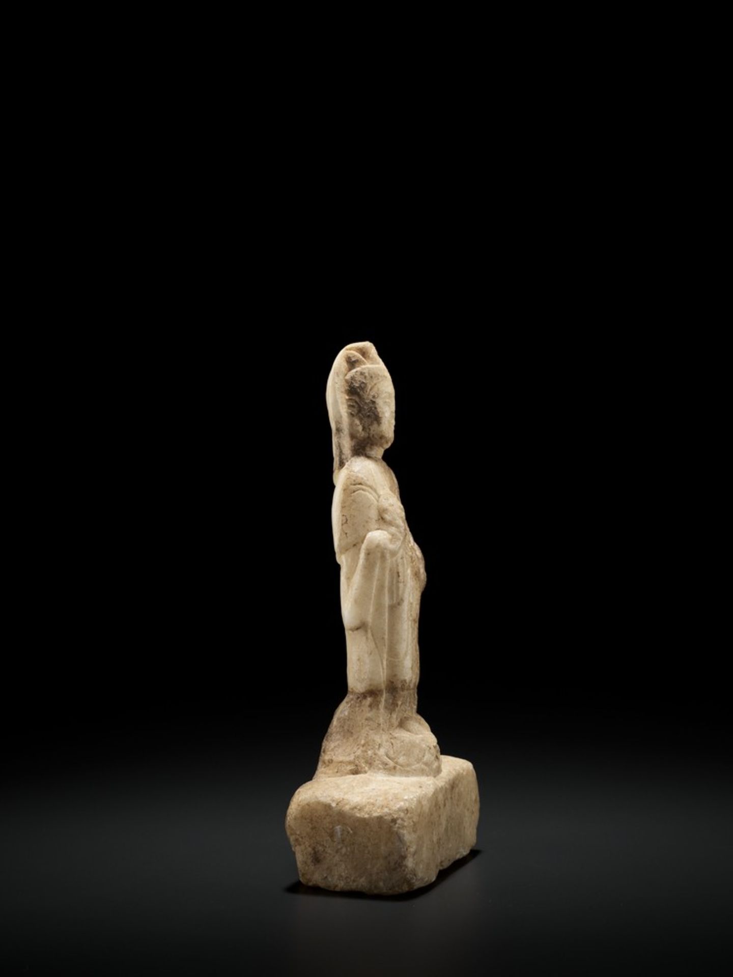 A RARE YELLOW MARBLE FIGURE OF AVALOKITESHVARA, NORTHERN QI DYNASTY - Image 6 of 8