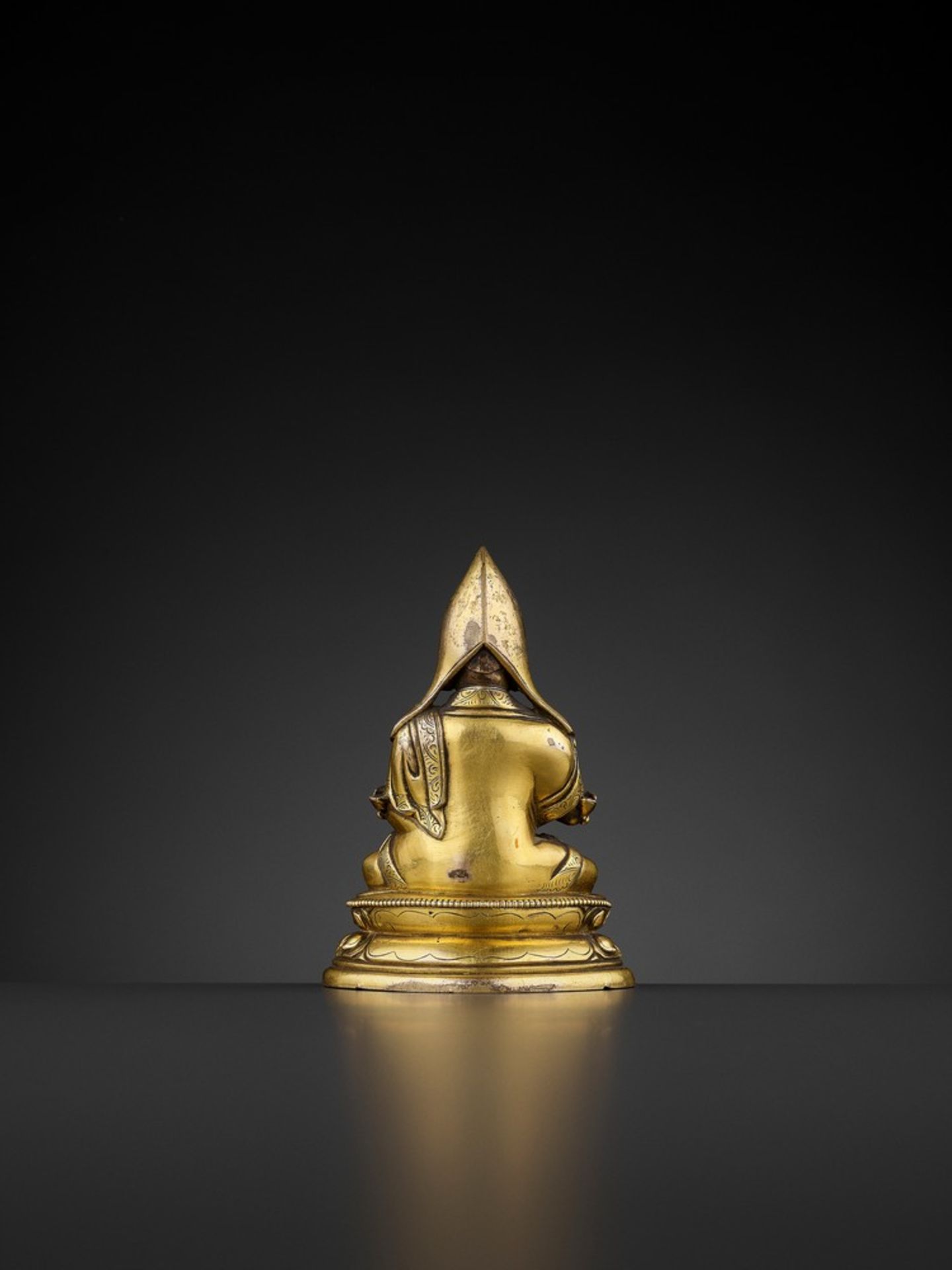 A GILT-BRONZE FIGURE OF TSONGKHAPA, QIANLONG PERIOD - Bild 5 aus 10