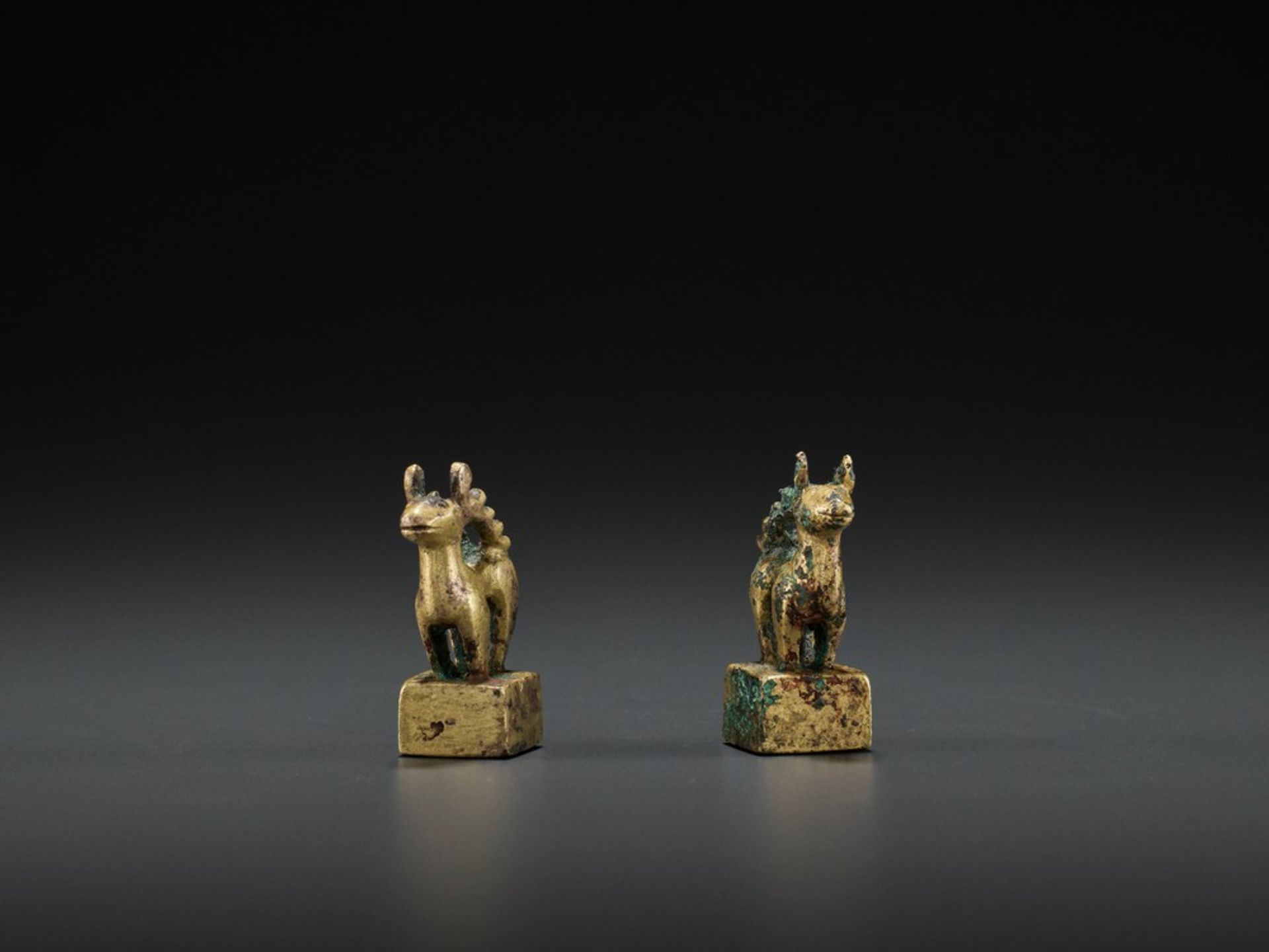 A PAIR OF GILT BRONZE ‘STAG’ SEALS, EASTERN HAN <br - Bild 8 aus 9