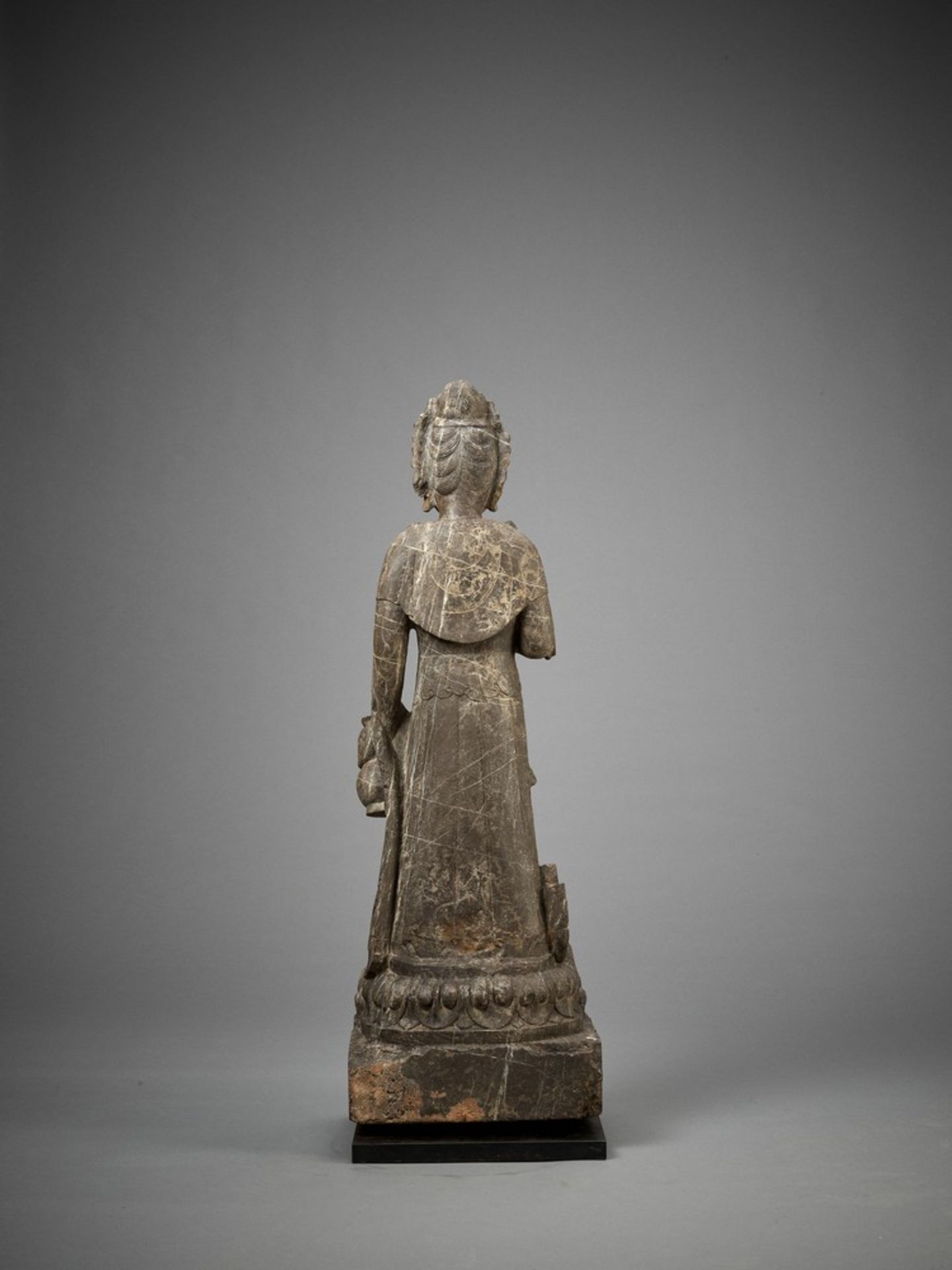 AN EXCEPTIONAL LARGE LIMESTONE FIGURE OF A BODHISATTVA, TANG DYNASTY - Image 10 of 28