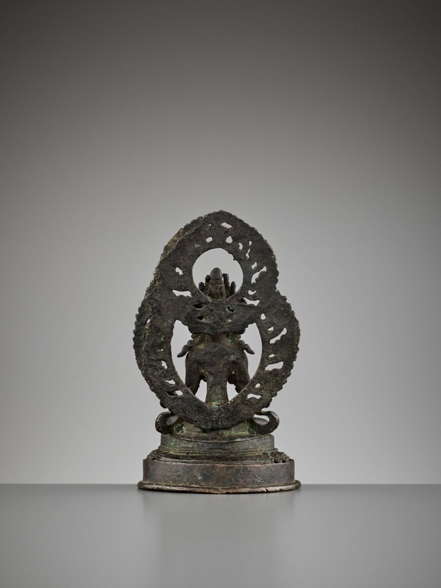 A BRONZE FIGURE OF VAJRASATTVA, 18TH-19TH CENTURY - Image 5 of 8