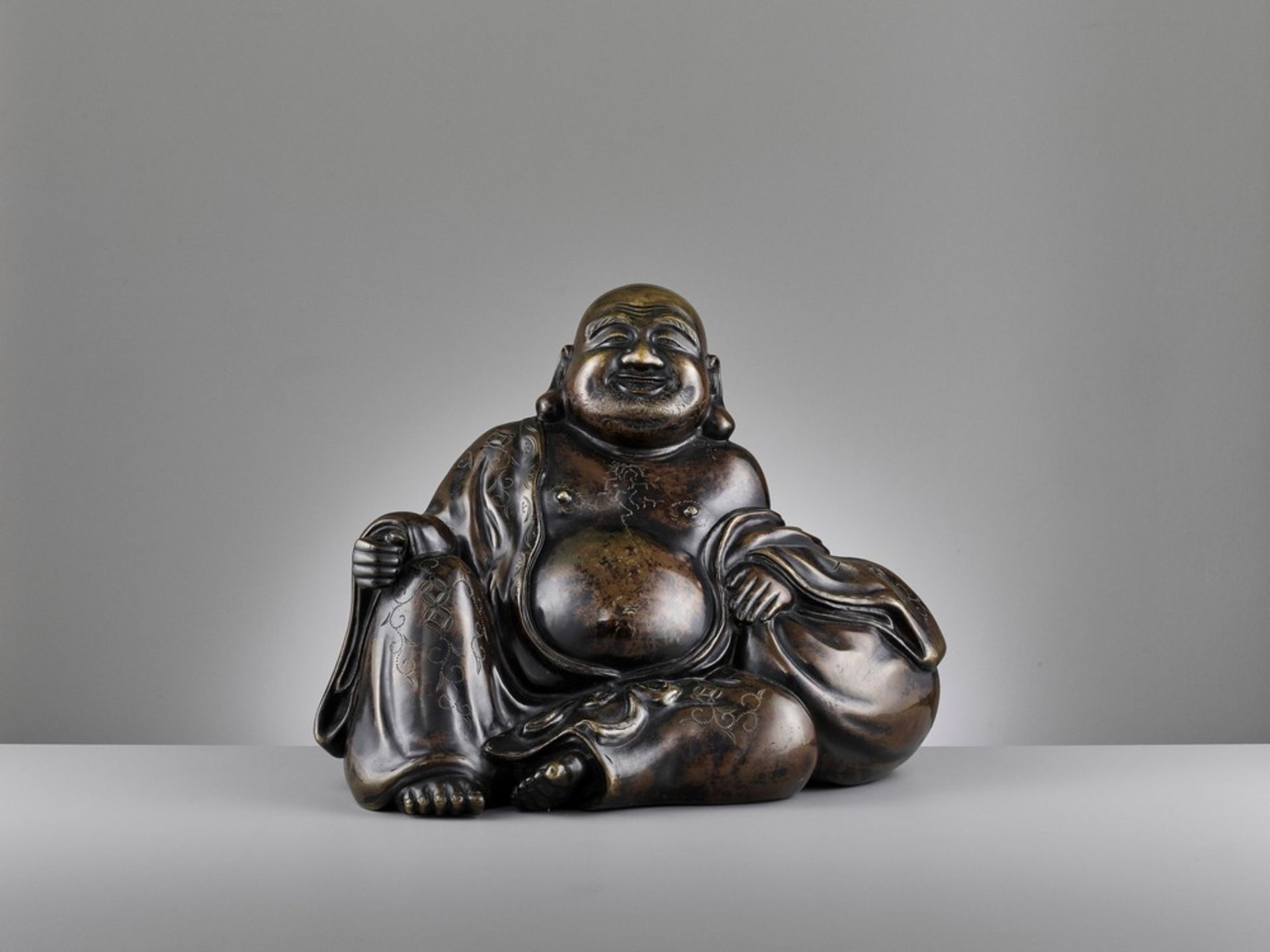 A LARGE AND HEAVILY CAST BRONZE FIGURE OF BUDAI, QING DYNASTY - Image 3 of 14