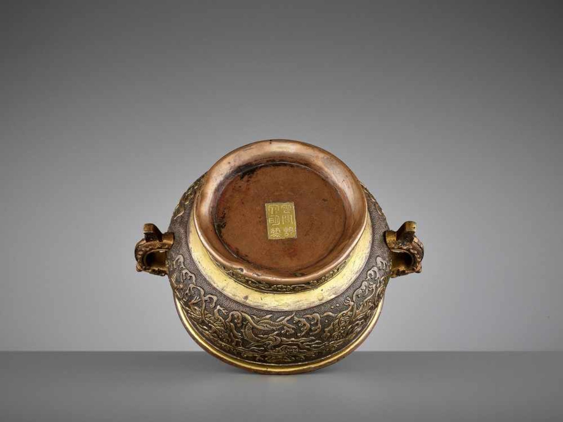 A HU WENMING PARCEL-GILT ‘DRAGON’ BRONZE CENSER, LATE MING <br - Bild 15 aus 16