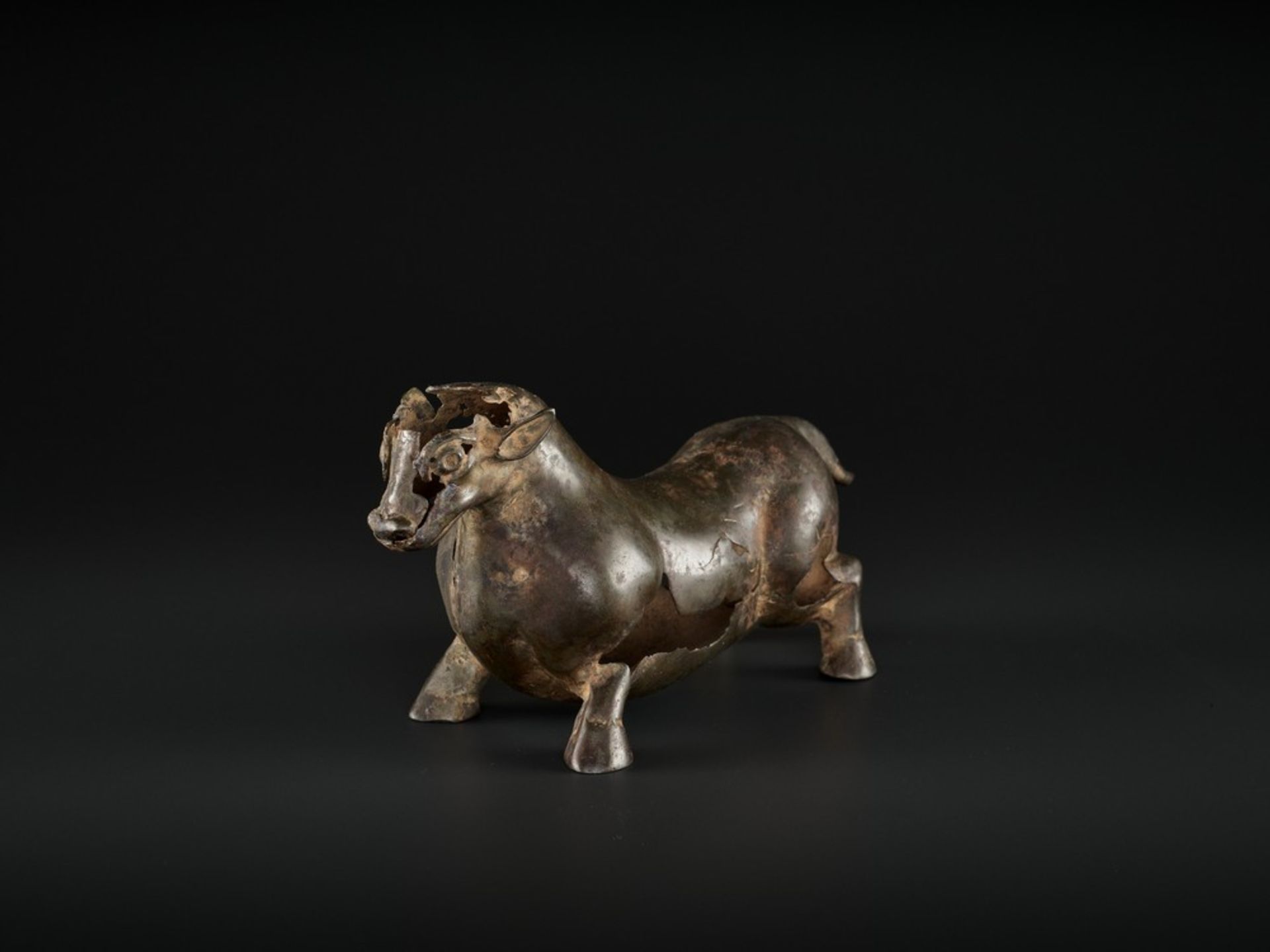 A SUPERB BRONZE FIGURE OF A BULL, LATE WARRING STATES TO EARLY HAN DYNASTY - Image 2 of 14