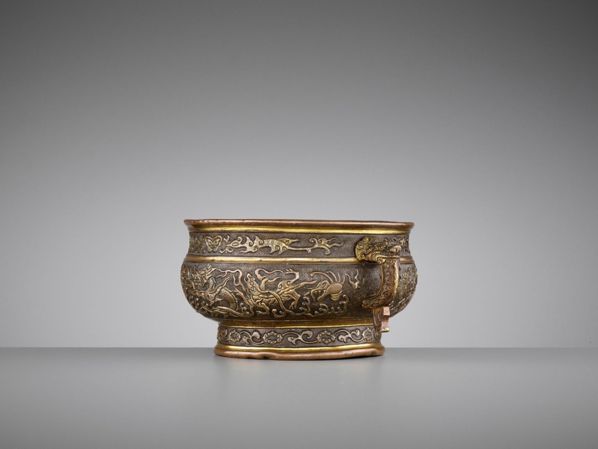 A HU WENMING PARCEL-GILT ‘DRAGON’ BRONZE CENSER, LATE MING <br - Bild 7 aus 16