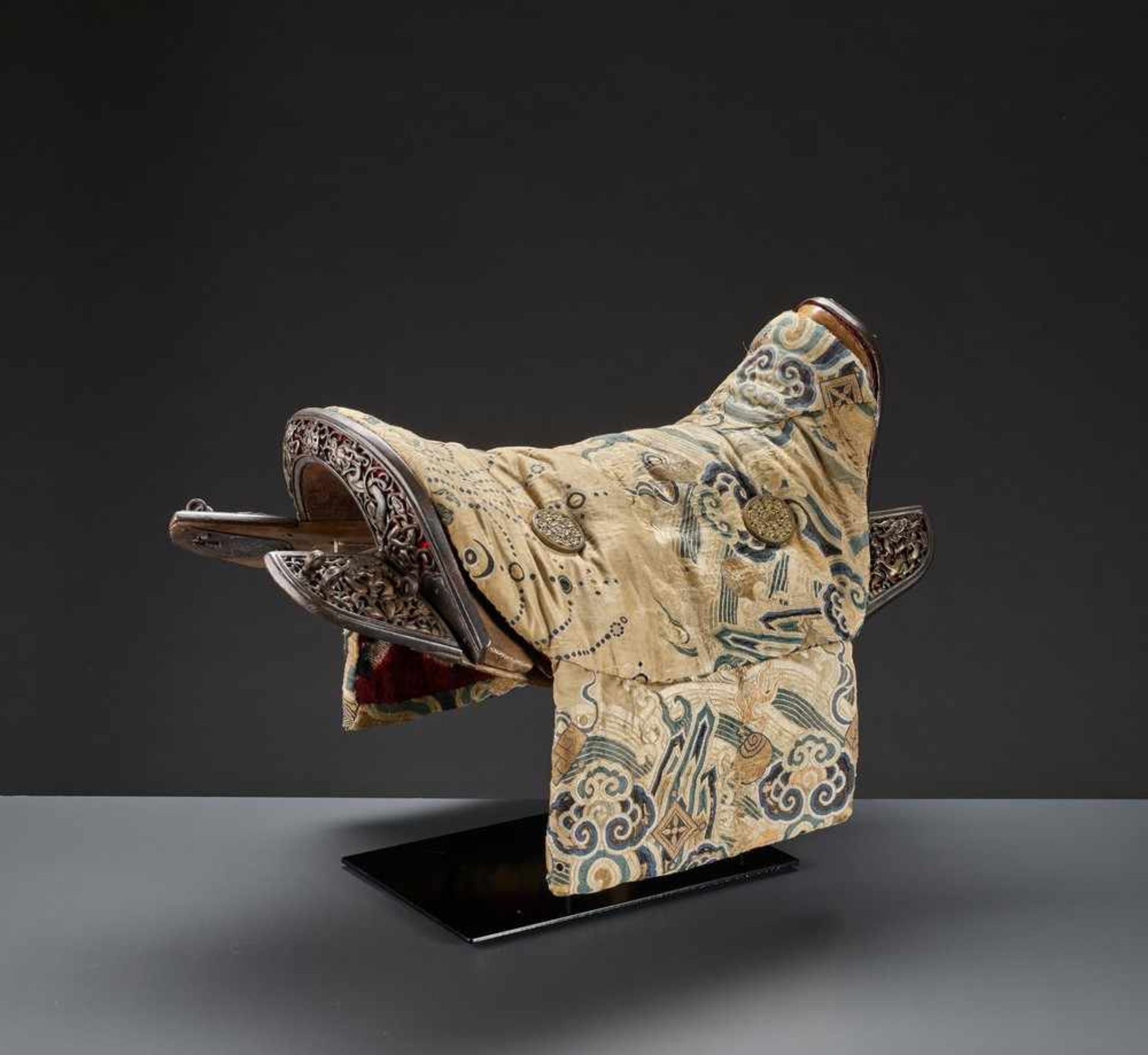 A WOOD SADDLE WITH GILT IRON FITTINGS AND SILK BROCADE COVER, 17TH-18TH CENTURY Sino-Tibetan, late - Image 15 of 18