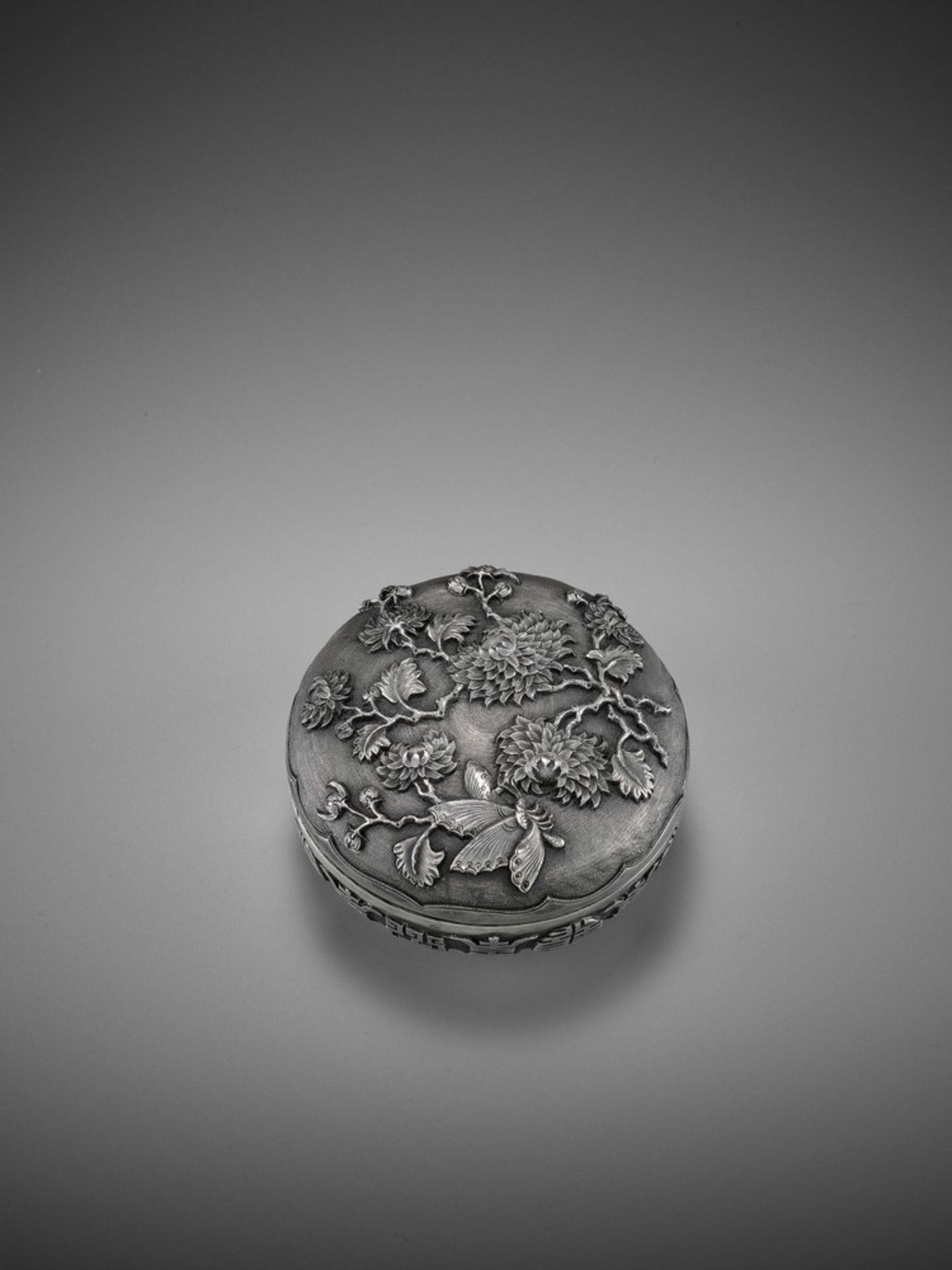 A ‘CHRSANTHEMUM AND BUTTERFLIES’ SILVER BOX, QING <br - Image 12 of 12