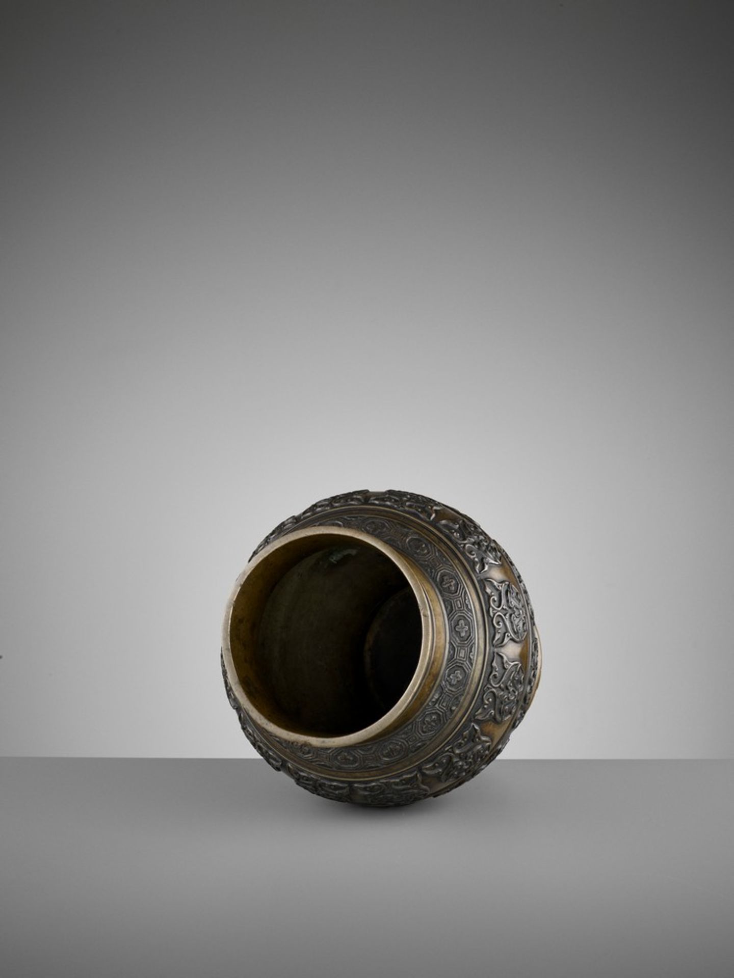 AN ARCHAISTIC BRONZE BALUSTER VASE, 17TH CENTURY - Image 7 of 8