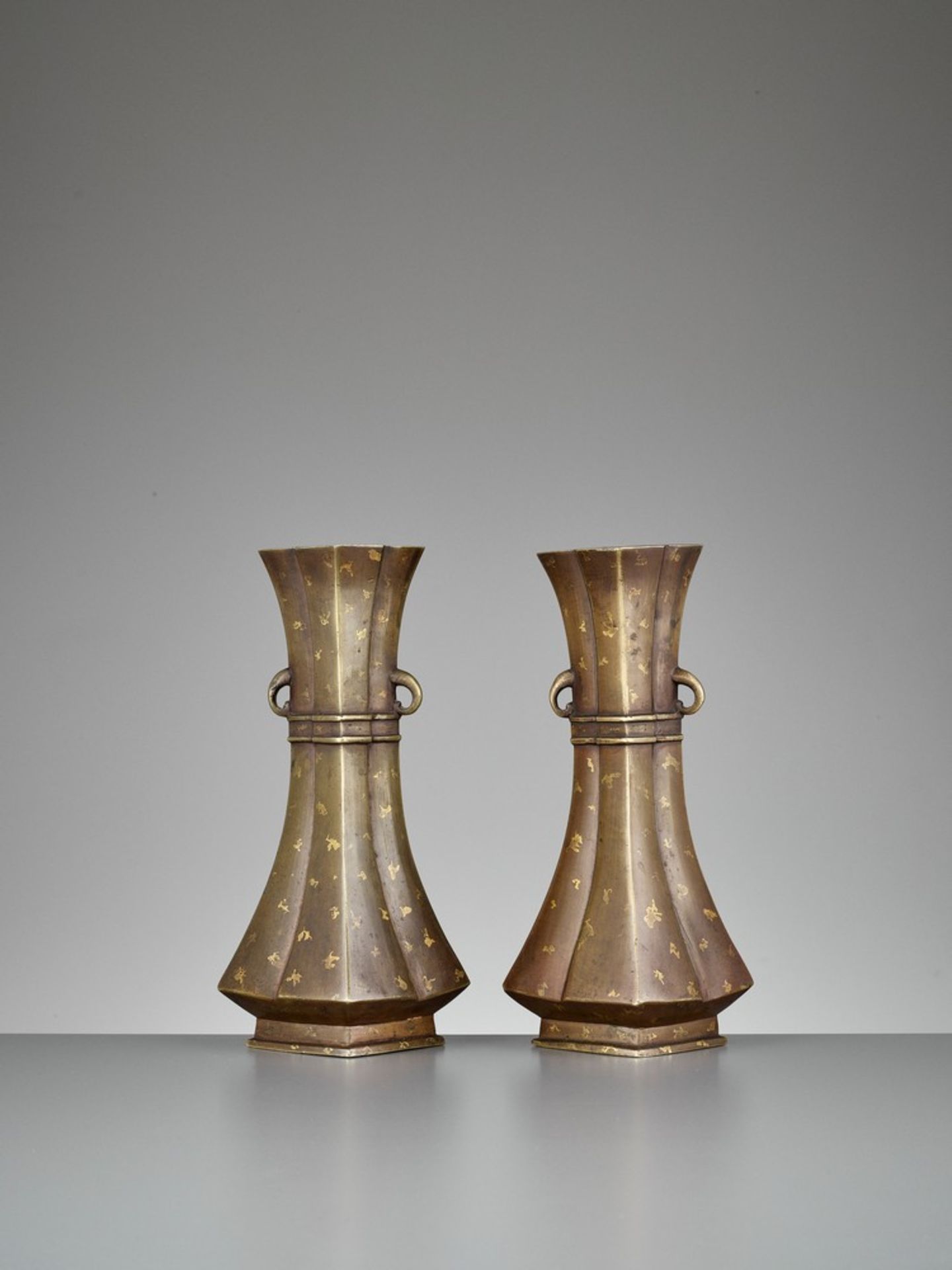 A PAIR OF GOLD-SPLASHED BRONZE VASES, QING DYNASTY - Image 3 of 10