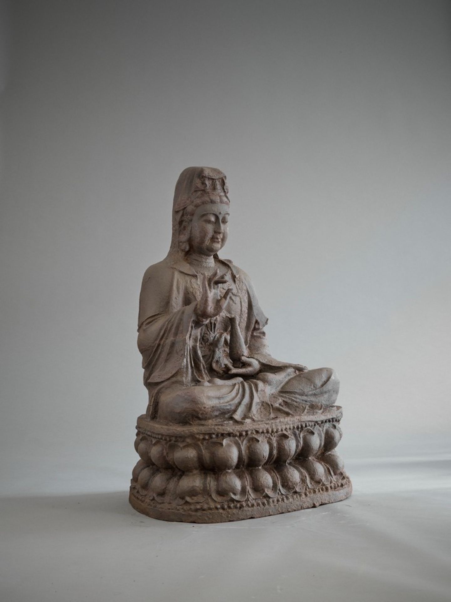 A MONUMENTAL CAST-IRON STATUE OF THE TEACHING GUANYIN, YUAN-MING DYNASTY - Image 6 of 9