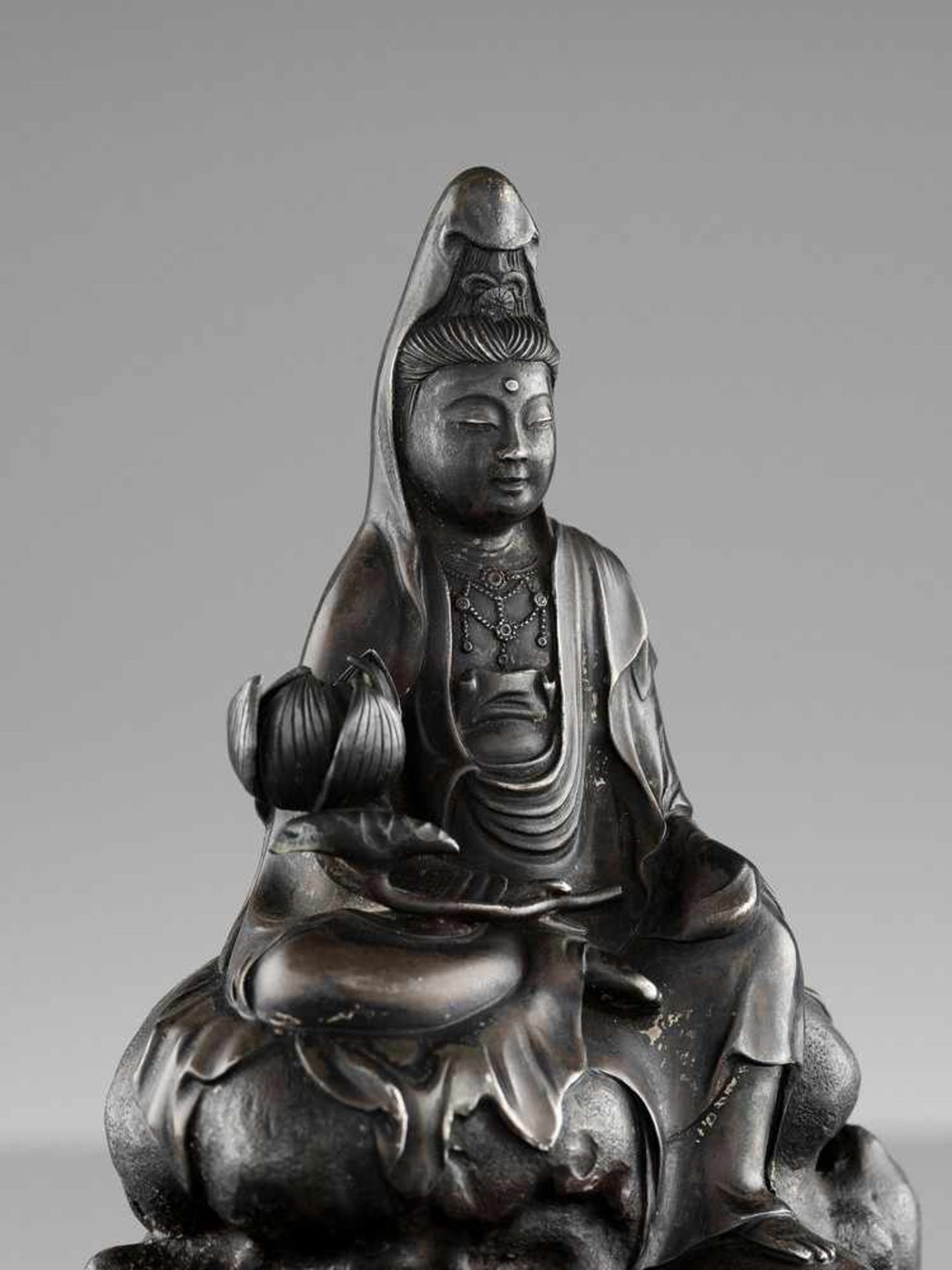 A SILVERED ‘ROYAL EASE’ BRONZE FIGURE OF GUANYIN, EARLY QING DYNASTY <br - Bild 5 aus 10