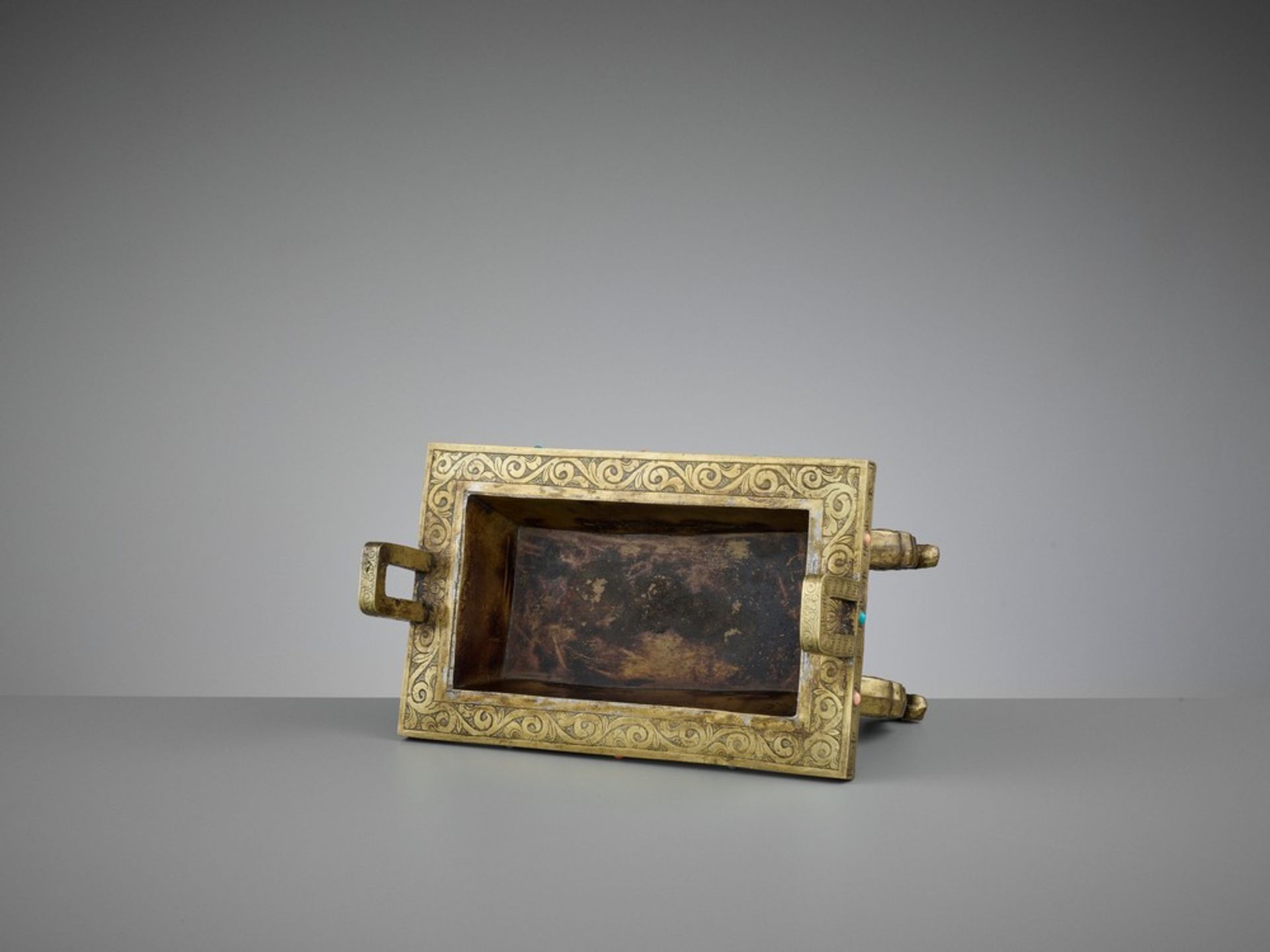 A LARGE GILT BRONZE AND COPPER REPOUSSÉ CENSER AND COVER, FANGDING, QING DYNASTY < - Image 12 of 14