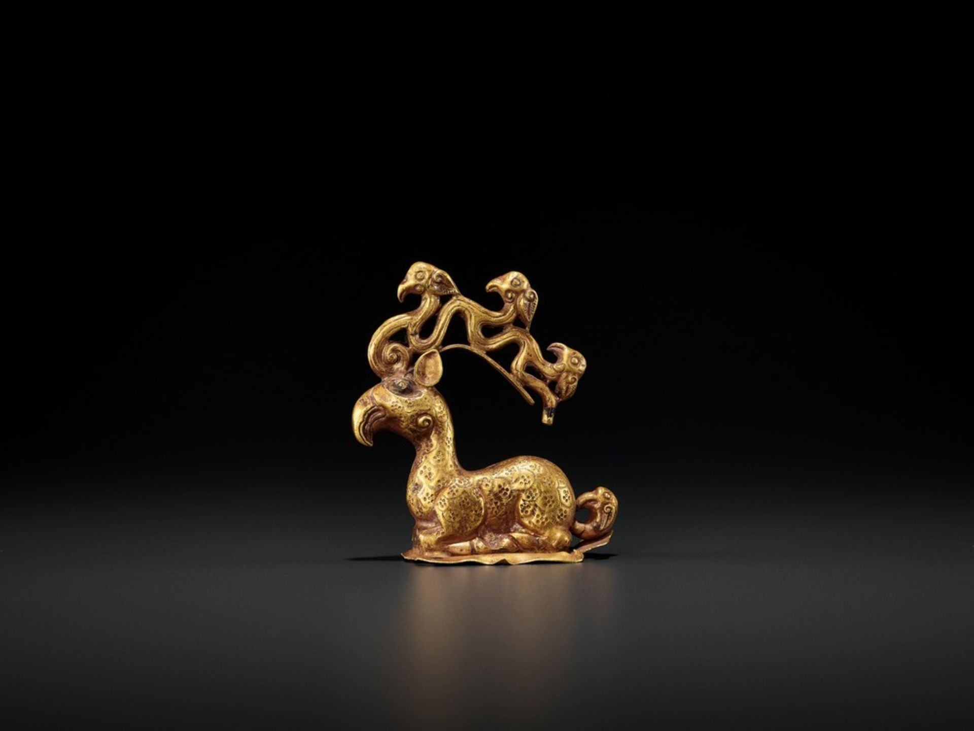 A GOLD ‘STAG-BIRD’ NOMAD CHIEF CAP CREST, NORTHWESTERN CHINA, LATE 3RD CENTURY BC <br - Bild 2 aus 24