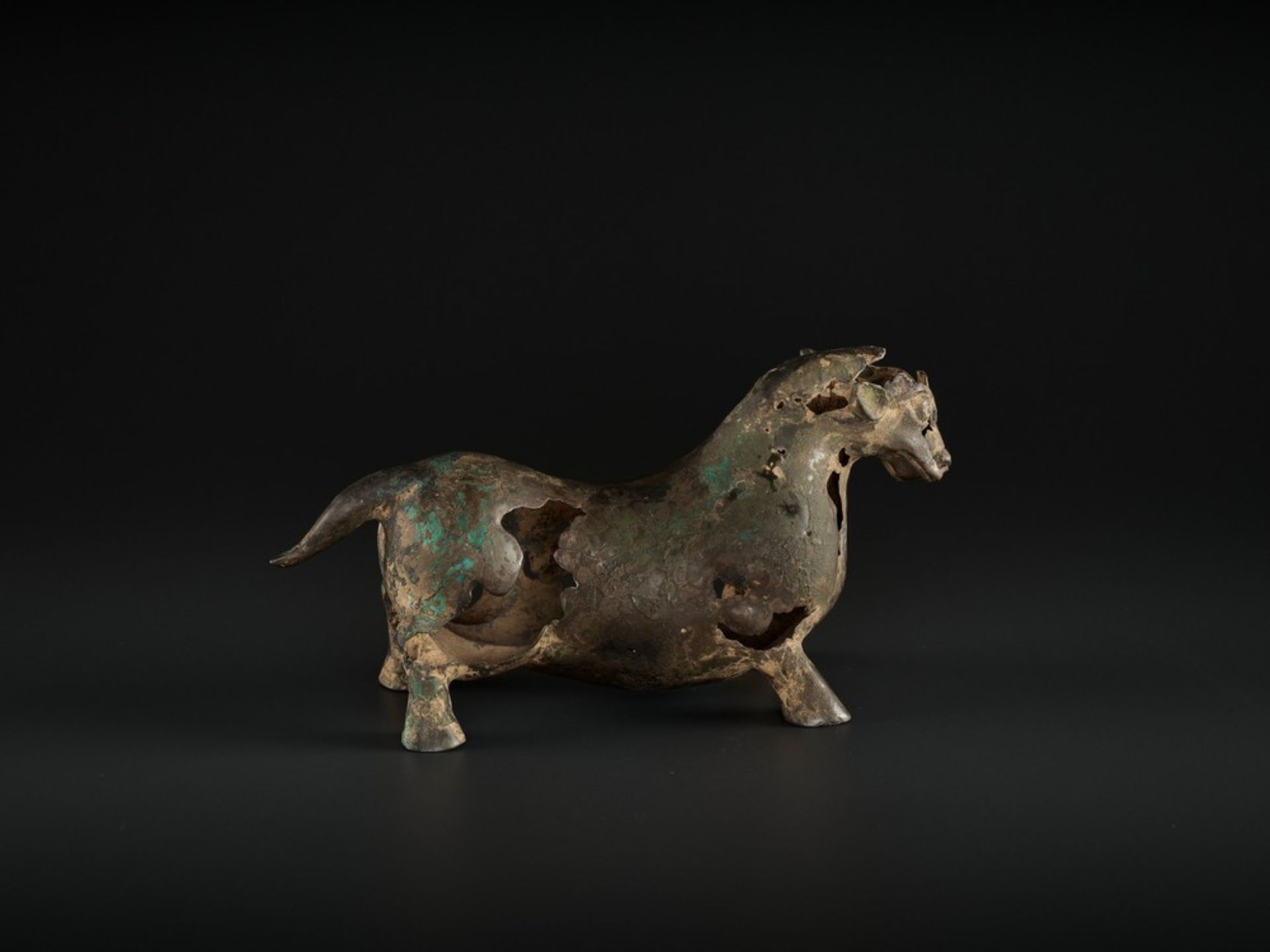 A SUPERB BRONZE FIGURE OF A BULL, LATE WARRING STATES TO EARLY HAN DYNASTY - Bild 10 aus 14