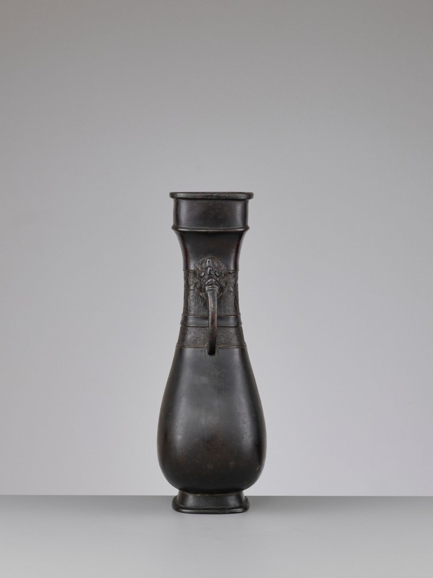 A QILIN-HANDLED BRONZE VASE, HU, SONG TO YUAN DYNASTY - Image 10 of 15