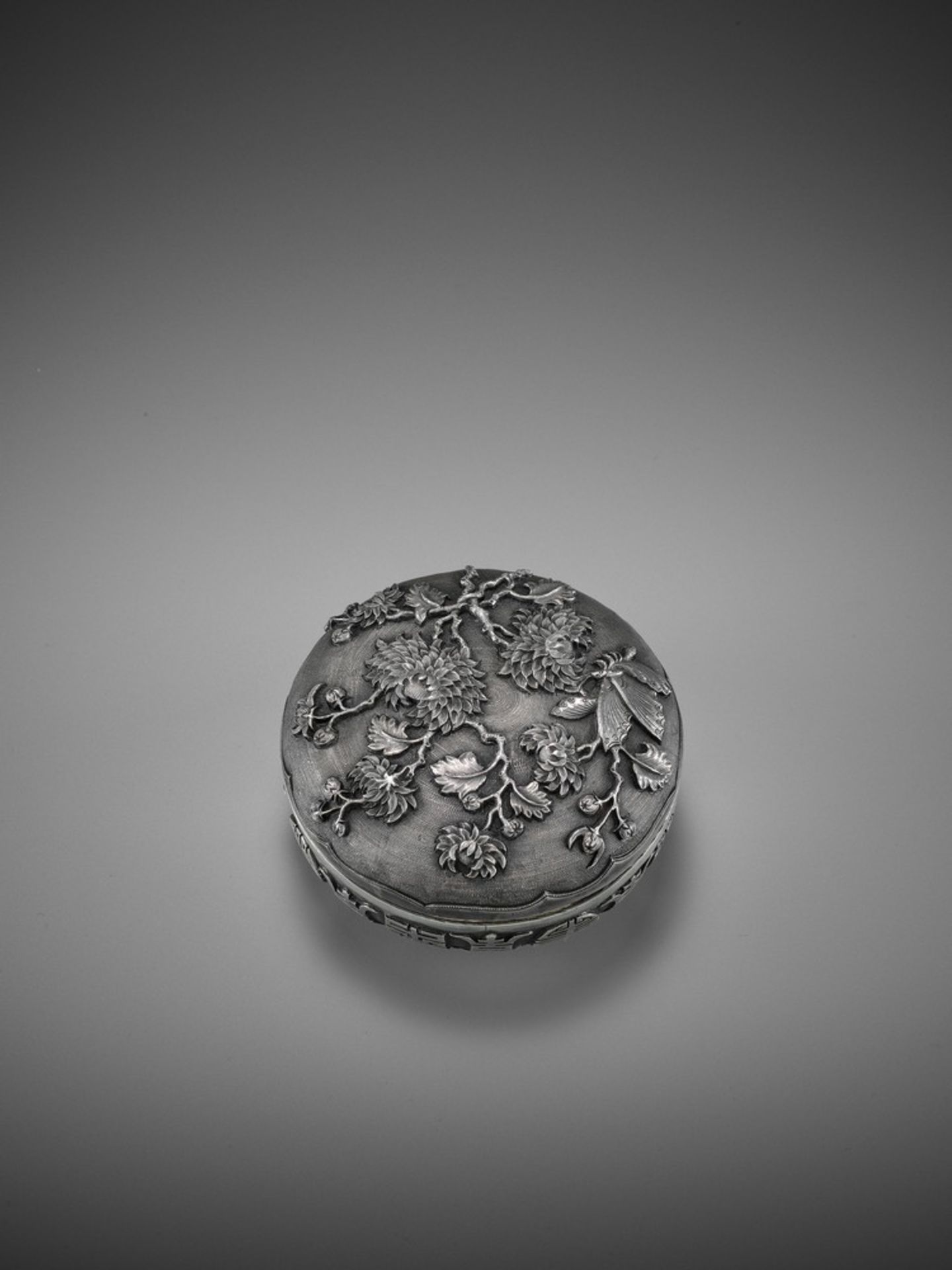 A ‘CHRSANTHEMUM AND BUTTERFLIES’ SILVER BOX, QING <br - Image 11 of 12