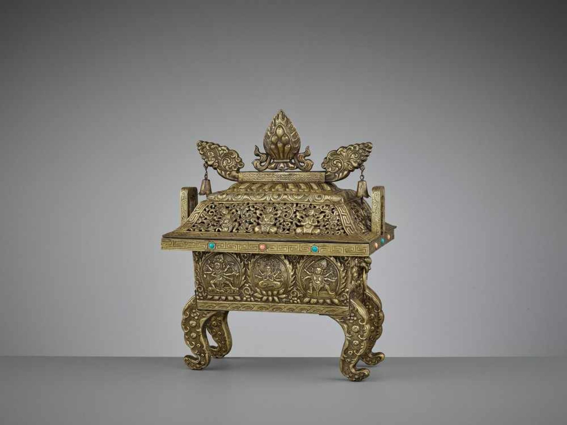 A LARGE GILT BRONZE AND COPPER REPOUSSÉ CENSER AND COVER, FANGDING, QING DYNASTY < - Image 4 of 14