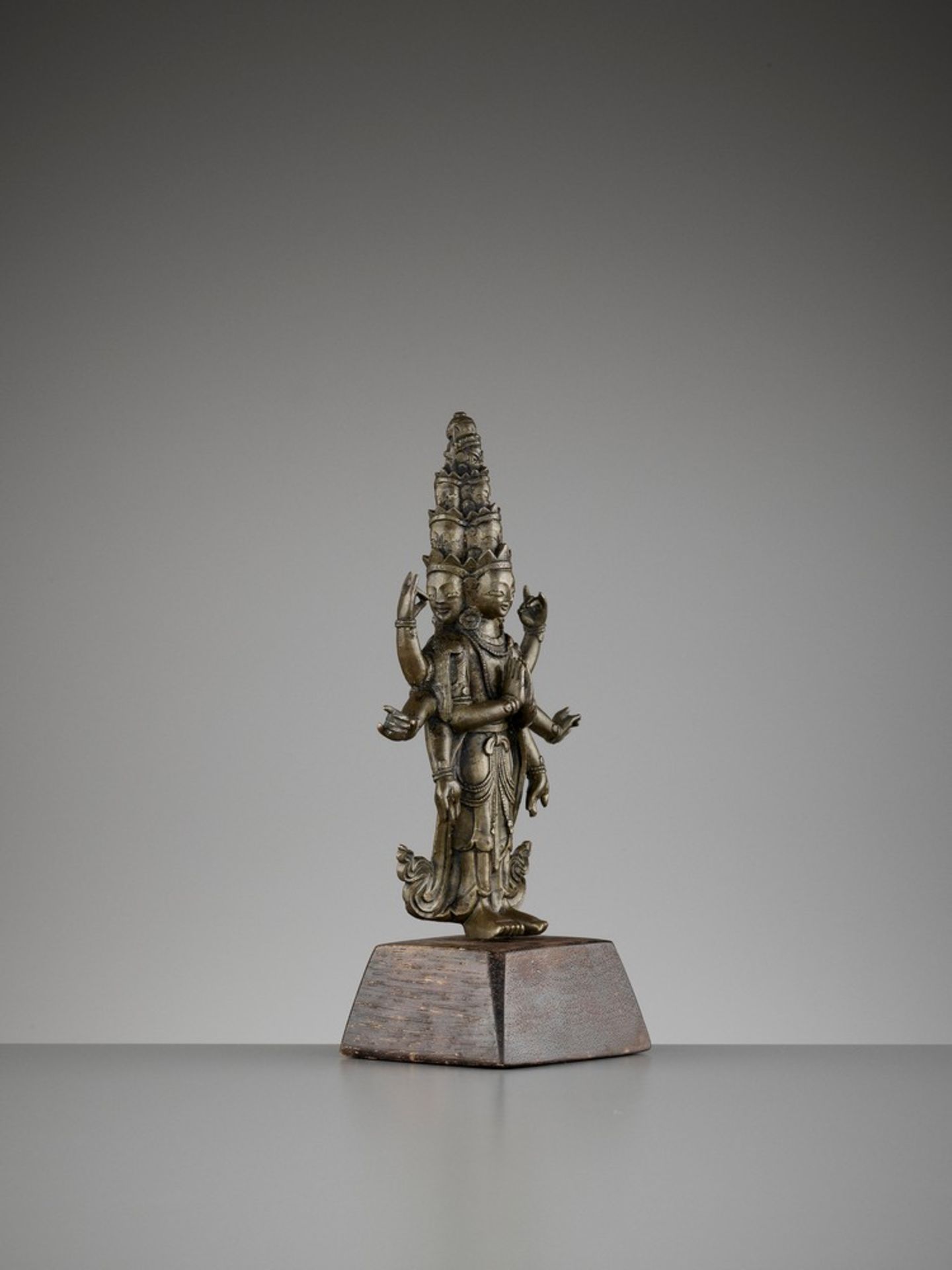 A SINO-TIBETAN COPPER ALLOY FIGURE OF EKADASHAMUKHA AVALOKITESVARA, QING - Image 9 of 11