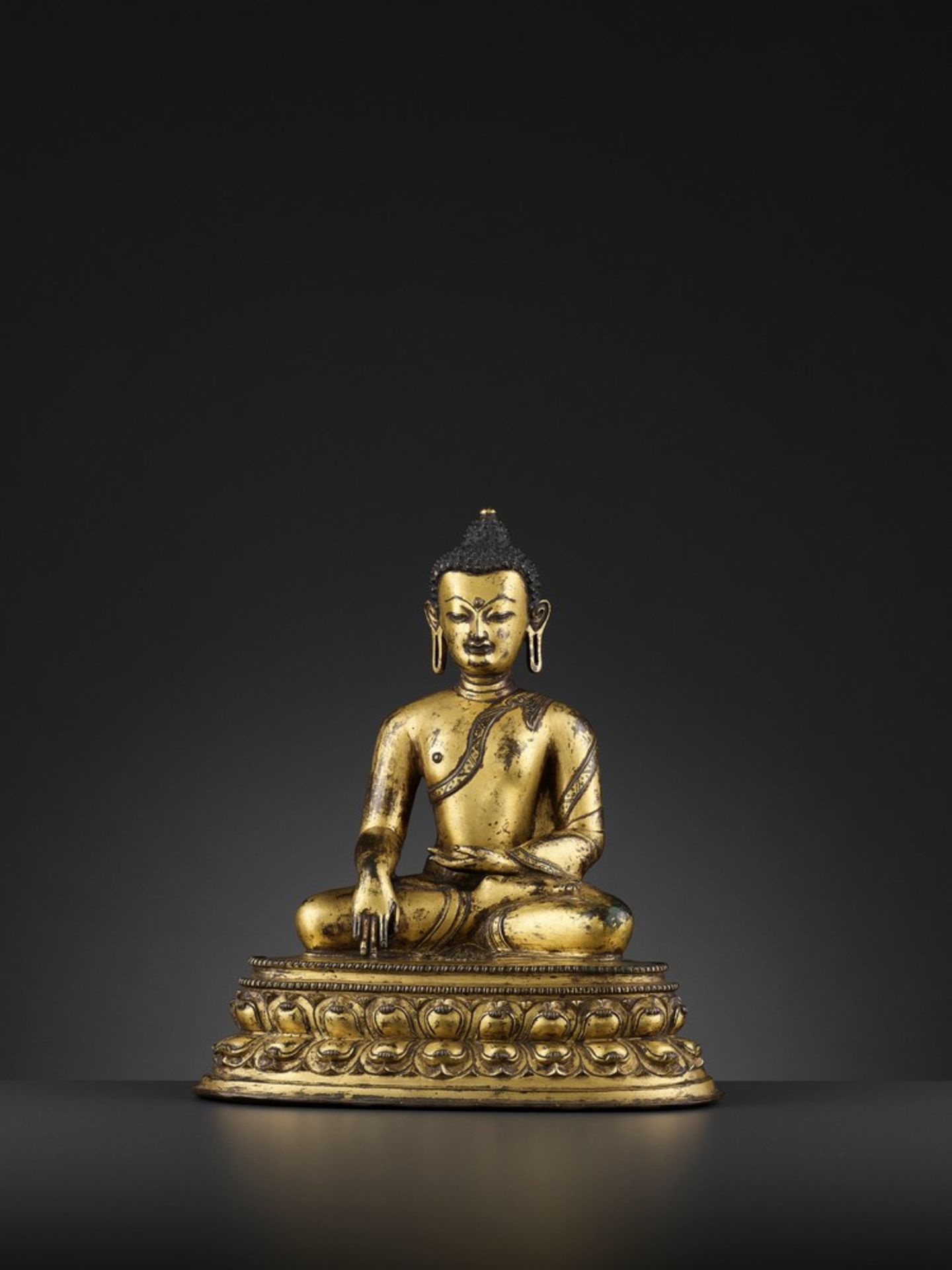 A LARGE GILT BRONZE FIGURE OF SHAKYAMUNI BUDDHA, TIBET, 15TH CENTURY - Bild 10 aus 13