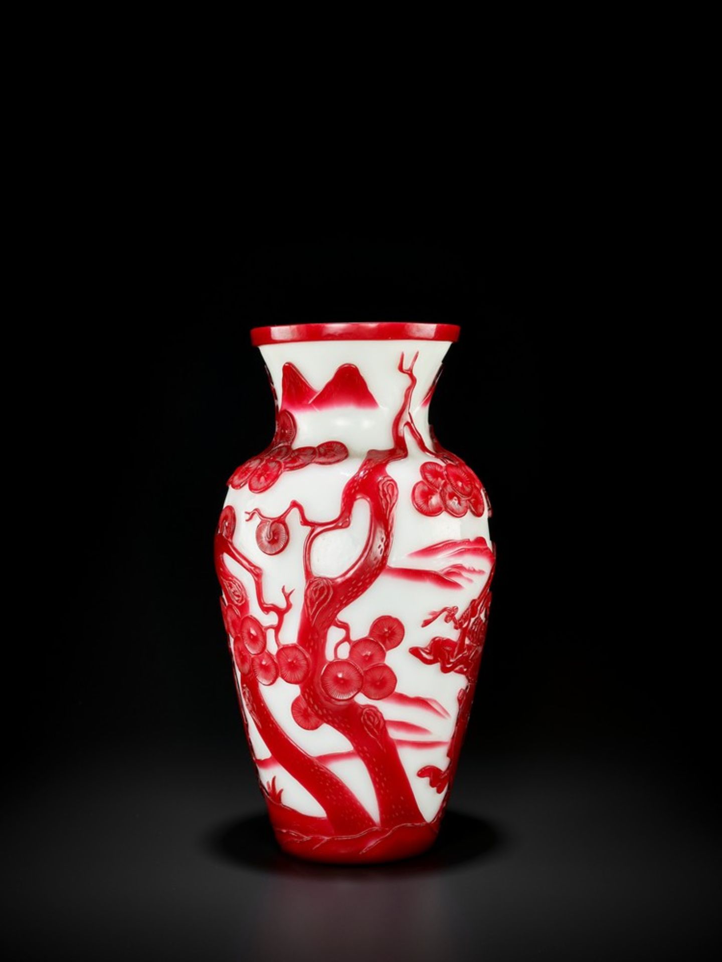 A MAUVE-PINK ‘ZHONG KUI’ OVERLAY GLASS VASE, QING <br - Image 4 of 7