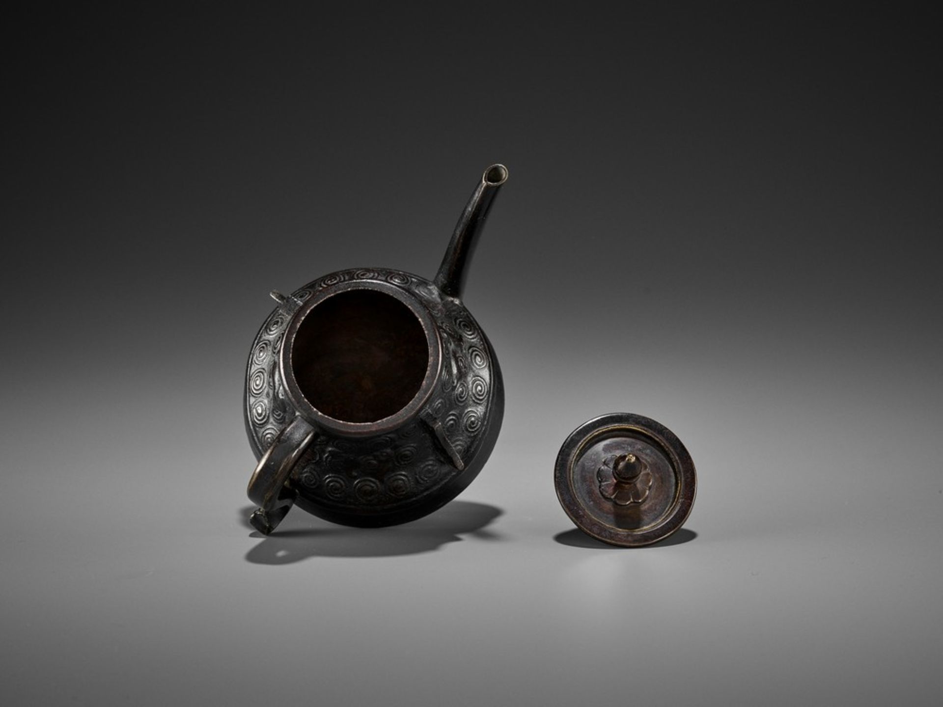 A BRONZE ‘TEAPOT’ WATER DROPPER AND COVER, KANGXI <br - Image 10 of 11