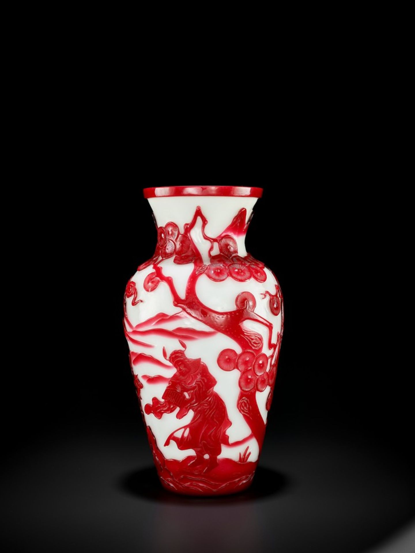 A MAUVE-PINK ‘ZHONG KUI’ OVERLAY GLASS VASE, QING <br - Image 3 of 7